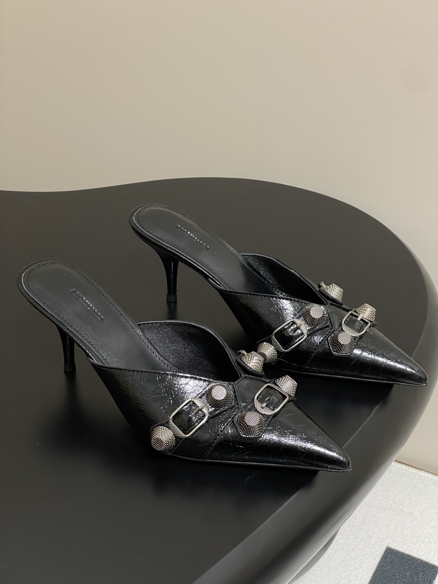 NO:246279,- 25Ss Spring and Summer New Balenciaga Pointed Metal Rivet Motorcycle Punk Style High Heel Slippers Must Have for Hot Girls This pair of CAGOLE slippers The shoe shape is the rivets on the lady slippers and it is super punk on the street. It’s so unique. INS hot style. Sweet and cool girl’s favorite. Customized upper imported beef wax leather inner lining sheepskin inner heel height 7cm sole Italian leather outsole. Size 35-39 (40.41 custom made without return and exchange), semi-tork high heels, balenciaga, high heels, slippers, sheepskin, Leather soles19860909- 25Ss春夏新款Balenciaga尖头金属铆钉机车朋克风高跟拖鞋 辣妹必备这双CAGOLE拖鞋鞋型是淑女拖鞋上面的铆钉又超级朋克街头简直太别致了 INS爆款 甜酷girl的最爱 鞋面定制进口牛蜡皮 内里羊皮内里 跟高7cm 鞋底意大利真皮大底 码数35-39（40.41定做不退换）,半拖高跟鞋,balenciaga,high heels,slippers,sheepskin,Leather soles,Women's Shoes