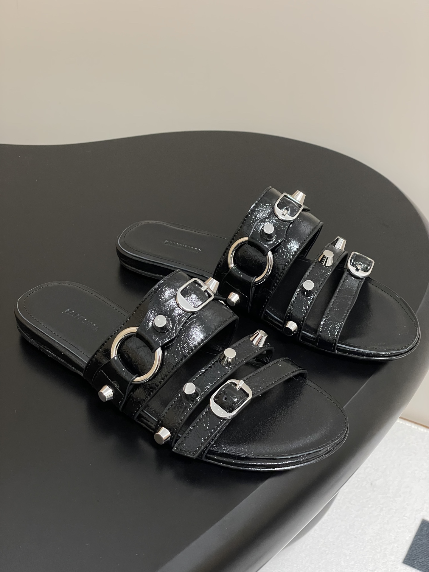 NO:246273,- 25Ss spring and summer new Balenciaga metal rivet motorcycle punk flat slippers must have hot girls. This pair of CAGOLE slippers is the rivets on the lady slippers and it is super punk on the street. It’s so unique. INS hot style. Sweet cool girl’s favorite. Customized imported beef wax leather. Inner footbed sheepskin. Sole Italian leather outsole. Size 35-39 (40.41 custom made without return). Slippers, balenciaga, slippers, sheepskin, Leather soles.19860909- 25Ss春夏新款Balenciaga金属铆钉机车朋克风平底拖鞋 辣妹必备这双CAGOLE拖鞋鞋型是淑女拖鞋上面的铆钉又超级朋克街头简直太别致了 INS爆款 甜酷girl的最爱 鞋面定制进口牛蜡皮 内里垫脚羊皮 鞋底意大利真皮大底 码数35-39（40.41定做不退换）,拖鞋,balenciaga,slippers,sheepskin,Leather soles,Women's Shoes