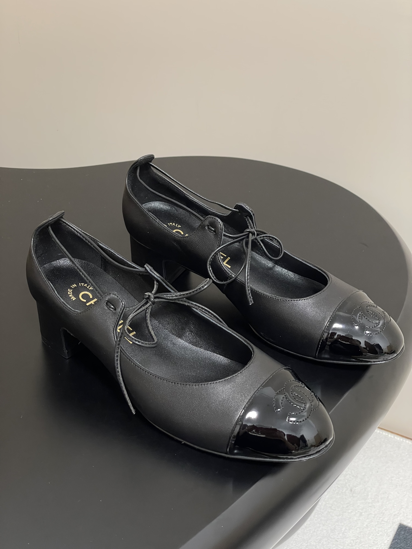 NO:389345,- Xiaoxiang Chanel 25P early spring Milan catwalk super hot straps Mary Zhen shoes flat ballet shoes Xiaoxiang C home super sexy pair of flat shoes. It is very outstanding with small socks. The most beautiful Mary Zhen shoes of this year are paired with sexy small shoes. The cute and playful shoes are just right. It has the feeling of a rich family daughter. Upper lambskin, inner foot pad sheepskin, soles Italian leather soles. Size 35-39 (40.41 custom made without return or exchange), Mary Zhen, chanel, chanel, mary jane, sheepskin, Leather soles, socks19860909- 小香 Chanel25P早春米兰走秀款超火绑带玛丽珍鞋平底芭蕾舞鞋 小香C家超级性感的一双平底小单鞋 单穿配个小袜子都非常出彩 本年度最美玛丽珍鞋搭配性感小单鞋 将可爱俏皮拿捏得恰到好处 自带富家千金的感觉 鞋面小羊皮 内里垫脚羊皮 鞋底意大利真皮大底 码数35-39（40.41定做不退换）,玛丽珍,chanel,chanel,mary jane,sheepskin,Leather soles,socks,Women's Shoes