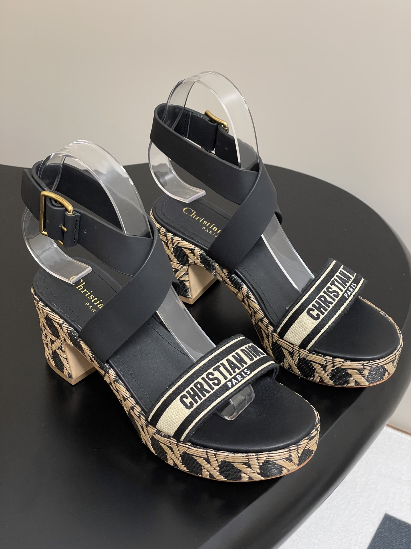 NO:246269,- 25ss Spring and Summer New Dior D-Attitude Wedge Sandals Cross-buckled buckle platform sandals Embroidered with a black Christian Dior Paris signature, the natural Rafia upper gives an impeccable touch, while the adjustable buckle of black calfskin exquisitely accentuates the ankles. Natural and black graphic Cannage raffic 7cm (3 inches) heel and 2.5cm (1 inches) platform provide a modern 3D dimension to the iconic House pattern. The shoes can be paired with other Graphic Cannage pieces in the collection. Customized upper with electric embroidered webbing/cowhide inner foot pad sheepskin sole Italian leather outsole Heel height 7cm  Size 35-39 (40.41 custom made without return or exchange), sandals, dior, dior, sandals, slippers, cowhide, sheepskin, Leather soles19860909- 25ss春夏新款Dior 迪奥D-Attitude 坡跟凉拖鞋交叉扣带防水台凉鞋 绣有黑色Christian Dior Paris签名,天然的拉菲亚鞋面给人一种无可挑剔的触感,而黑色小牛皮可调节的扣带精致地突出了脚踝. 天然和黑色的图形Cannage raffic7厘米（3英寸）的鞋跟和2.5厘米（1英寸）的平台为标志性的House图案提供了现代的三维. 这双鞋可以与该系列中的其他Graphic Cannage作品搭配. 鞋面定制电绣织带/牛皮 内里垫脚羊皮 鞋底意大利真皮大底 跟高7cm 码数35-39（40.41定做不退换）,凉鞋,dior,dior,sandals,slippers,cowhide,sheepskin,Leather soles,Women's Shoes