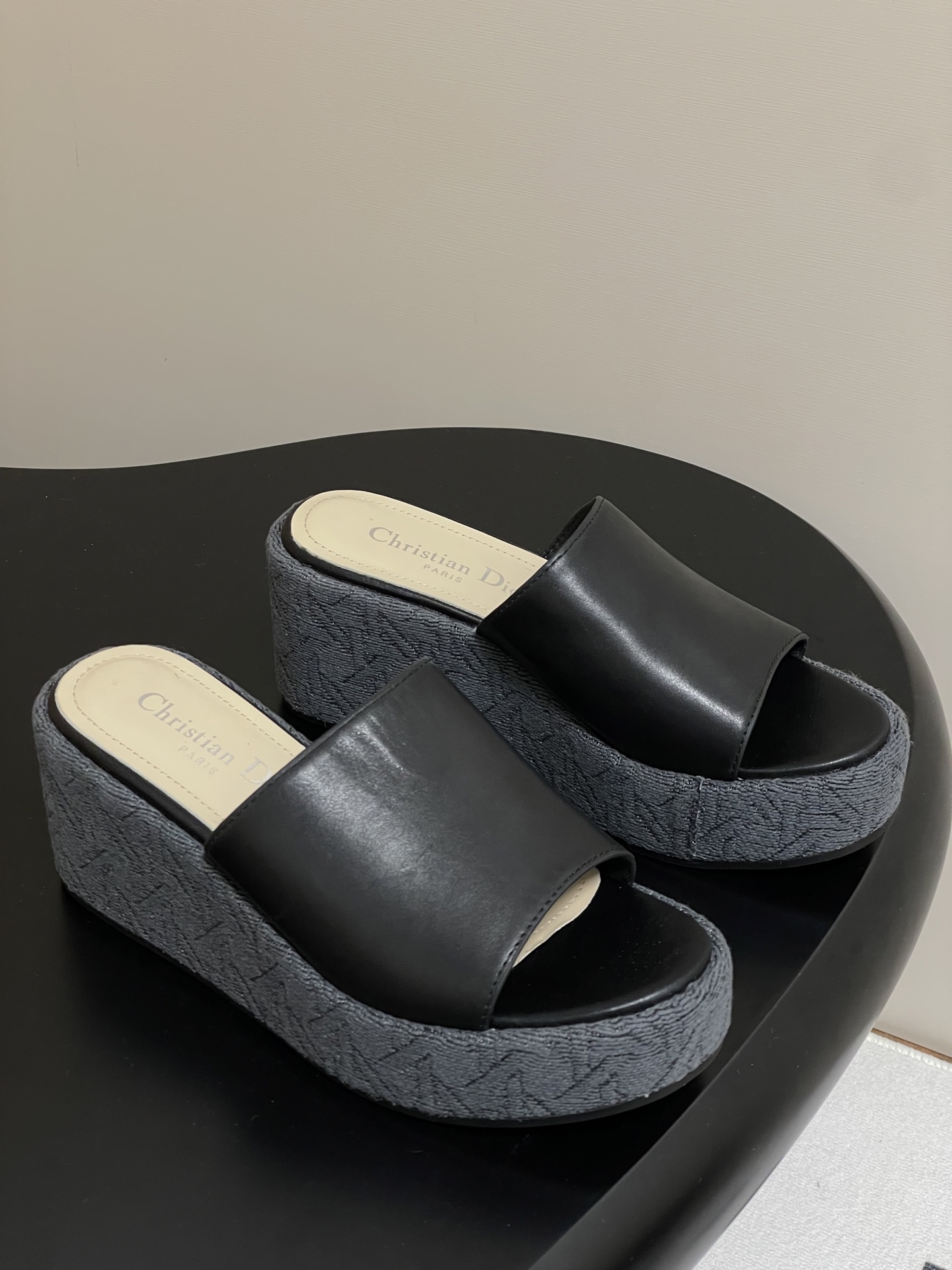 NO:246251,- 25ss Spring and Summer New Dior D-Attitude Wedge Sandals Cross-buckle Waterproof Platform Slippers This Attitude Dior wedge sandals is a new product in the 2024 winter ready-to-wear series. It draws inspiration from the retro logo and highlights the modern style. The cowhide upper is paired with a 6.5 cm wedge and 3 cm beige Graphic rattan check pattern embroidered thick sole, which is a new classic pattern in 3D modern style. The back is decorated with a gold-finished metal CD logo, which can be matched with various styles of this season to show elegance. Upper cowhide (Die Dior letter hardware buckle) inner foot pad sheepskin original open mold rubber outsole (Original open mold electric embroidered wedge) heel height 6.5cm  Size 35-39 (40.41 custom made without return or exchange), high heels, dior, dior, high heels, slippers, cowhide, sheepskin19860909- 25ss春夏新款Dior 迪奥D-Attitude 坡跟凉拖鞋交叉扣带防水台拖鞋 这款 Attitude Dior坡跟凉拖是二零二四冬季成衣系列新品,从复古标识汲取灵感,彰显现代风格.牛皮革鞋面,搭配6.5厘米坡跟和 3 厘米米色Graphic藤格纹图案刺绣厚底,以3D现代风格全新演绎经典图案.后侧饰以金色饰面金属CD标志,可与本季各式造型搭配,彰显优雅风范. 鞋面牛皮（开模Dior字母五金扣） 内里垫脚羊皮 鞋底原版开模橡胶大底（原版开模电绣坡跟） 跟高6.5cm 码数35-39（40.41定做不退换）,高跟鞋拖鞋,dior,dior,high heels,slippers,cowhide,sheepskin,Women's Shoes