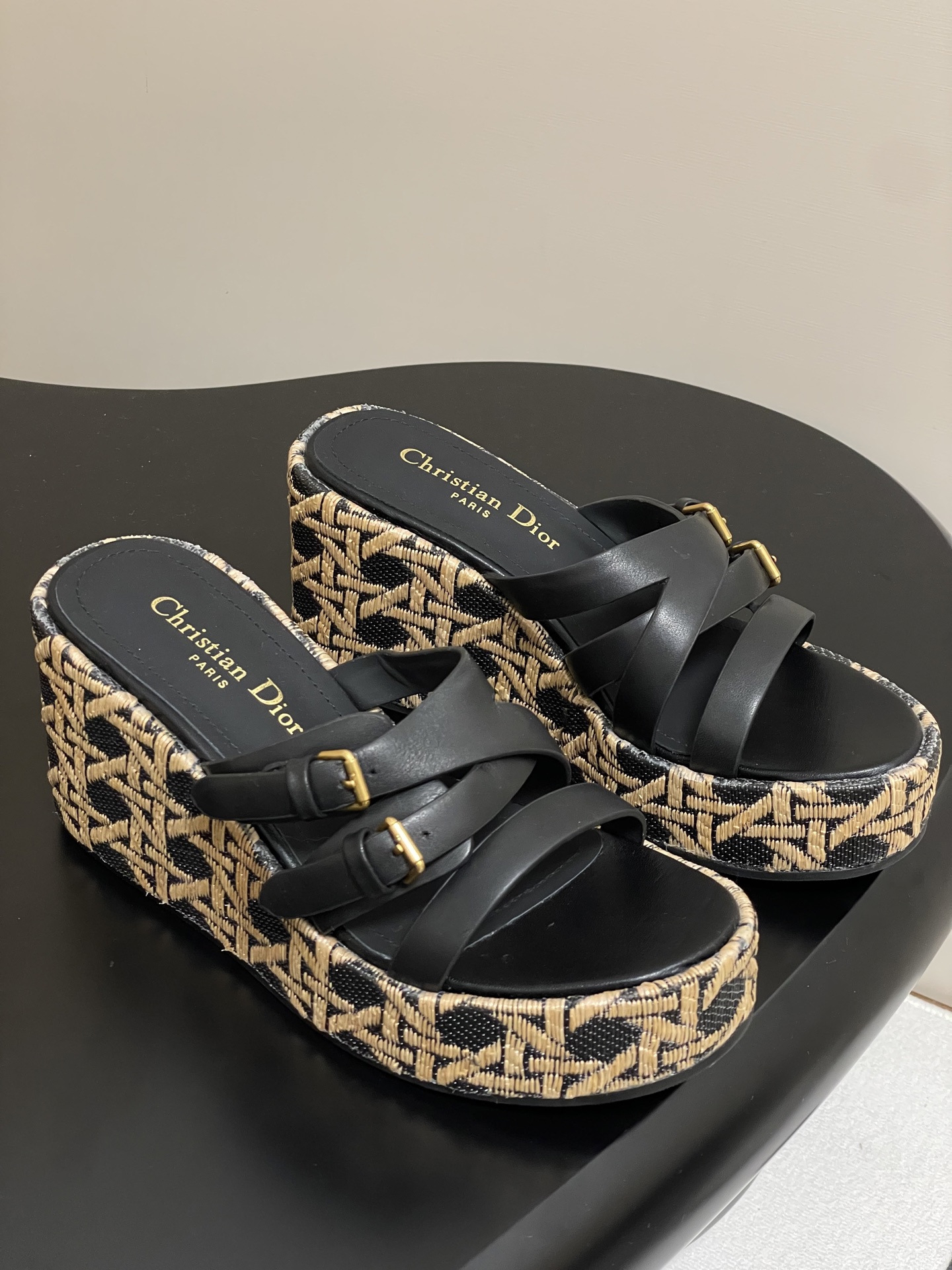 NO:246261,- 25ss Spring and Summer New Dior D-Attitude Wedge Sandals Cross-buckle Waterproof Platform Slippers This Attitude Dior Wedge Sandals is a new product in the 2024 winter clothing series. It draws inspiration from the retro logo and highlights the modern style. The cowhide upper is paired with a 9 cm wedge and 3 cm beige Graphic rattan check pattern embroidered thick sole, which is a new classic pattern in 3D modern style. The back is decorated with a gold-finished metal CD logo, which can be matched with various styles of this season to show elegance. Upper cowhide (Die Dior letter hardware buckle) inner foot pad sheepskin original open mold rubber outsole (Original open mold electric embroidered wedge) heel height 9cm waterproof platform 3cm  Size 35-39 (40.41 custom made without return or exchange), high heels, dior, dior, high heels, slippers, cowhide, sheepskin19860909- 25ss春夏新款Dior 迪奥D-Attitude 坡跟凉拖鞋交叉扣带防水台拖鞋 这款 Attitude Dior坡跟凉拖是二零二四冬季成衣系列新品,从复古标识汲取灵感,彰显现代风格.牛皮革鞋面,搭配9厘米坡跟和 3 厘米米色Graphic藤格纹图案刺绣厚底,以3D现代风格全新演绎经典图案.后侧饰以金色饰面金属CD标志,可与本季各式造型搭配,彰显优雅风范. 鞋面牛皮（开模Dior字母五金扣） 内里垫脚羊皮 鞋底原版开模橡胶大底（原版开模电绣坡跟） 跟高9cm防水台3cm 码数35-39（40.41定做不退换）,高跟鞋拖鞋,dior,dior,high heels,slippers,cowhide,sheepskin,Women's Shoes