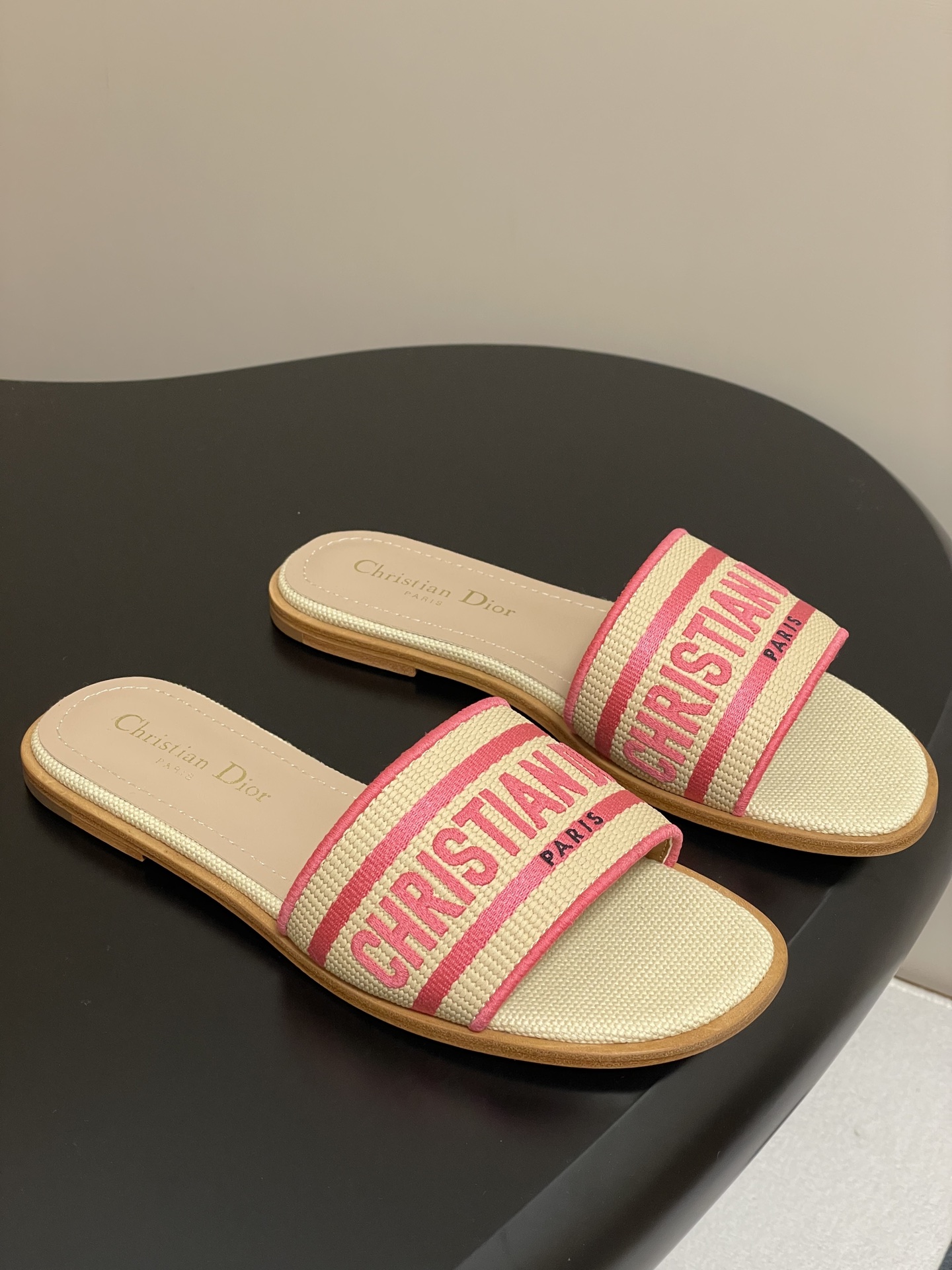 NO:266047,Flat 25ss Spring and summer new Dior Dway Dway heel sandals Natural color raffia effect fabric and black cotton embroidery Classic letter embroidery slippers Electric embroidered high heeled one-piece This Dway cotton sandals are a classic item. Natural color raffia effect fabric and dark blue cotton upper are embroidered with the Christian Dior Paris logo, which is recognizable. The design is simple, easy to put on and take off, and it can easily create a casual and fashionable look. Custom raffia high temperature water-soluble cotton electric embroidery fabric sole double-layer Italian leather outsole Heel high flat sole/round heel 3cm Size 35-39 (34.40.41.42.43 Customized non-return and exchange), slippers, dior, dior, slippers, Leather soles19860909平底 25ss春夏新款Dior 迪奥Dway带跟凉拖 自然色酒椰草效果面料和黑色棉质刺绣 经典字母刺绣拖鞋 电绣高跟一字拖鞋 这款 Dway 棉质凉拖是一款经典单品.自然色酒椰草效果面料和深蓝色棉质鞋面饰以Christian Dior Paris标志刺绣,富有辨识度.设计简约,方便穿脱,可轻松打造随性的时尚造型. 鞋面定制酒椰草高温水溶棉质电绣面料 鞋底双层意大利真皮大底 跟高平底/圆跟3cm 码数35-39（34.40.41.42.43定做不退换）,拖鞋,dior,dior,slippers,Leather soles,Women's Shoes