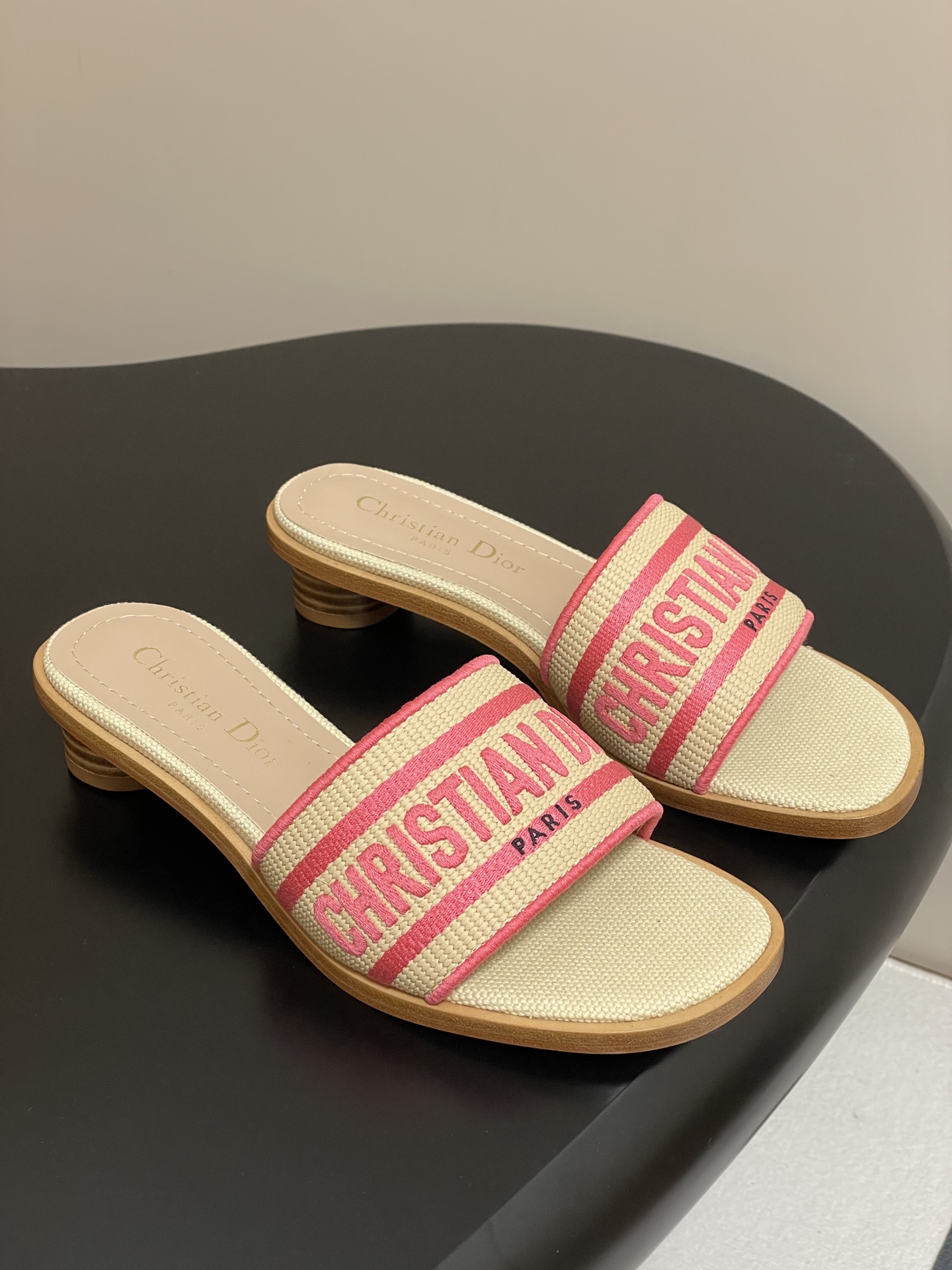 NO:266049,High heels 25ss Spring and summer new Dior Dway Dway heel sandals Natural color raffia effect fabric and black cotton embroidery Classic letter embroidery slippers Electric embroidery high heeled one-piece slippers This Dway cotton sandals are a classic item. Natural color raffia effect fabric and dark blue cotton upper are embroidered with the Christian Dior Paris logo, which is recognizable. The design is simple, easy to put on and take off, and it can easily create a casual and fashionable look. Custom raffia high temperature water-soluble cotton electric embroidery fabric sole double-layer Italian leather outsole heel high flat sole/round heel 3cm size 35-39 (34.40.41.42.43 custom-made non-return and exchange), slippers, dior, dior, slippers, Leather soles19860909高跟 25ss春夏新款Dior 迪奥Dway带跟凉拖 自然色酒椰草效果面料和黑色棉质刺绣 经典字母刺绣拖鞋 电绣高跟一字拖鞋 这款 Dway 棉质凉拖是一款经典单品.自然色酒椰草效果面料和深蓝色棉质鞋面饰以Christian Dior Paris标志刺绣,富有辨识度.设计简约,方便穿脱,可轻松打造随性的时尚造型. 鞋面定制酒椰草高温水溶棉质电绣面料 鞋底双层意大利真皮大底 跟高平底/圆跟3cm 码数35-39（34.40.41.42.43定做不退换）,拖鞋,dior,dior,slippers,Leather soles,Women's Shoes