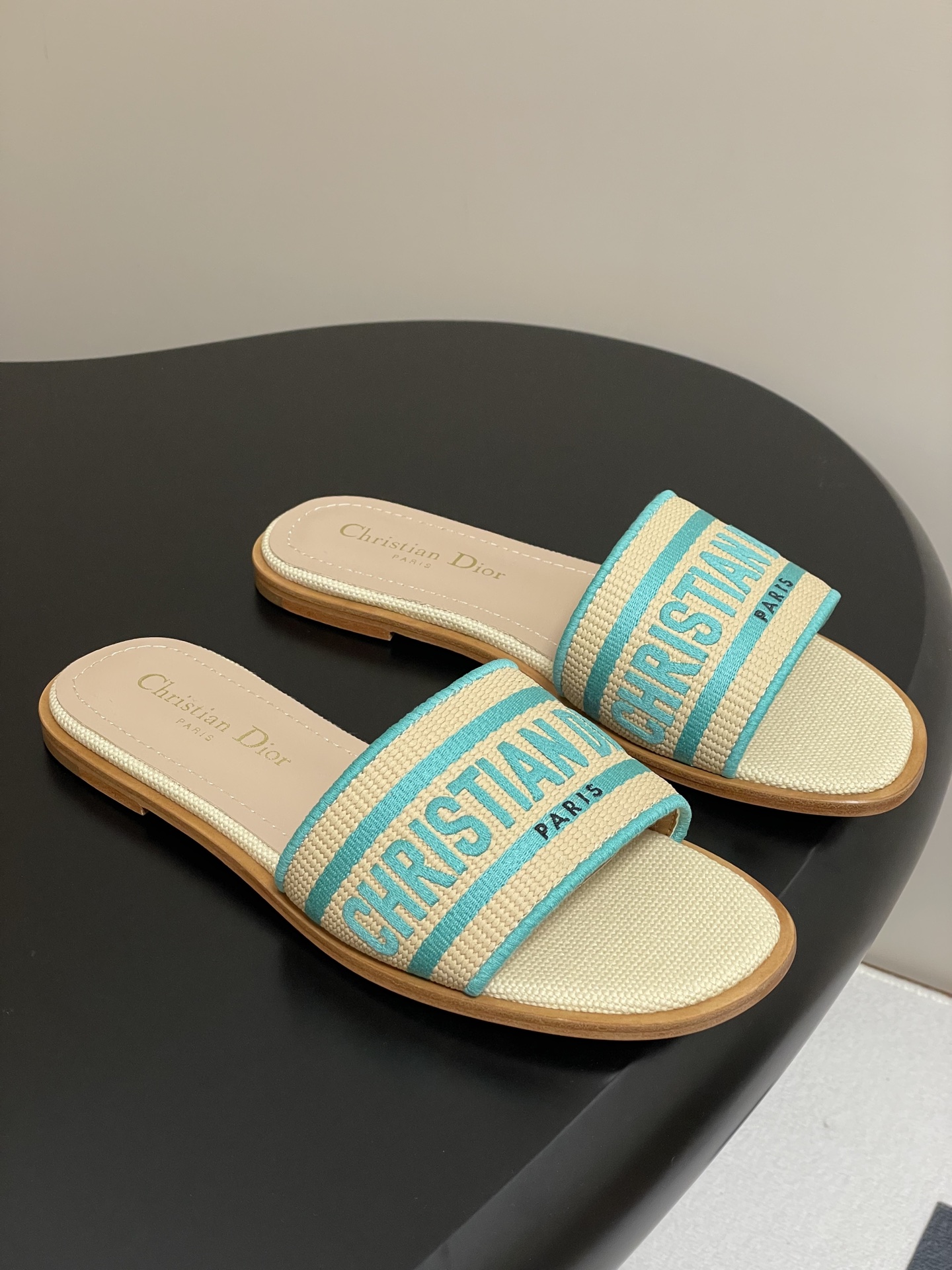 NO:266040,Flat 25ss Spring and summer new Dior Dway Dway heel sandals Natural color raffia effect fabric and black cotton embroidery Classic letter embroidery slippers Electric embroidered high heeled one-piece This Dway cotton sandals are a classic item. Natural color raffia effect fabric and dark blue cotton upper are embroidered with the Christian Dior Paris logo, which is recognizable. The design is simple, easy to put on and take off, and it can easily create a casual and fashionable look. Custom raffia high temperature water-soluble cotton electric embroidery fabric sole double-layer Italian leather outsole Heel high flat sole/round heel 3cm Size 35-39 (34.40.41.42.43 Customized non-return and exchange), slippers, dior, dior, slippers, Leather soles19860909平底 25ss春夏新款Dior 迪奥Dway带跟凉拖 自然色酒椰草效果面料和黑色棉质刺绣 经典字母刺绣拖鞋 电绣高跟一字拖鞋 这款 Dway 棉质凉拖是一款经典单品.自然色酒椰草效果面料和深蓝色棉质鞋面饰以Christian Dior Paris标志刺绣,富有辨识度.设计简约,方便穿脱,可轻松打造随性的时尚造型. 鞋面定制酒椰草高温水溶棉质电绣面料 鞋底双层意大利真皮大底 跟高平底/圆跟3cm 码数35-39（34.40.41.42.43定做不退换）,拖鞋,dior,dior,slippers,Leather soles,Women's Shoes