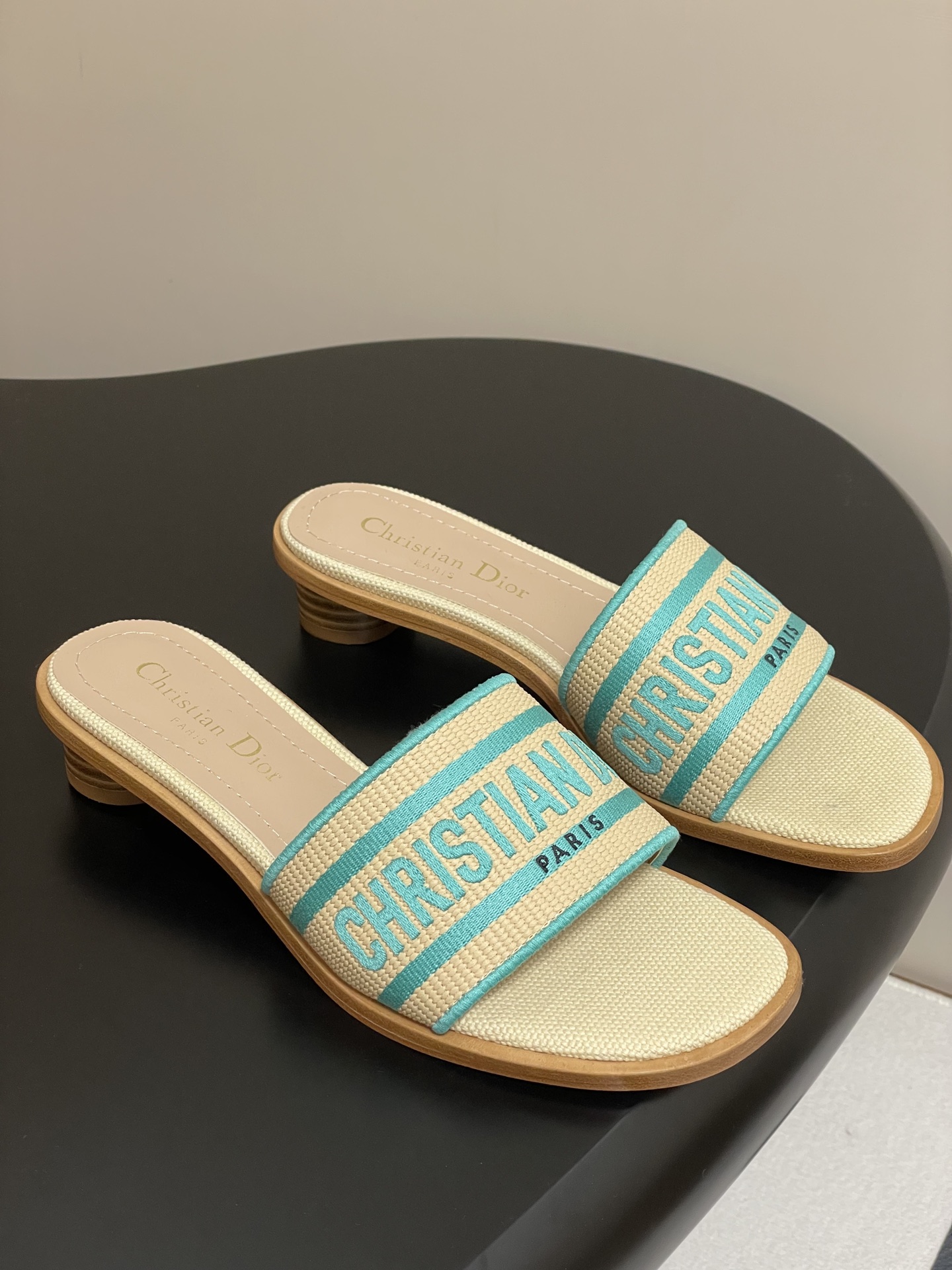 NO:266041,High heels 25ss Spring and summer new Dior Dway Dway heel sandals Natural color raffia effect fabric and black cotton embroidery Classic letter embroidery slippers Electric embroidery high heeled one-piece slippers This Dway cotton sandals are a classic item. Natural color raffia effect fabric and dark blue cotton upper are embroidered with the Christian Dior Paris logo, which is recognizable. The design is simple, easy to put on and take off, and it can easily create a casual and fashionable look. Custom raffia high temperature water-soluble cotton electric embroidery fabric sole double-layer Italian leather outsole heel high flat sole/round heel 3cm size 35-39 (34.40.41.42.43 custom-made non-return and exchange), slippers, dior, dior, slippers, Leather soles19860909高跟 25ss春夏新款Dior 迪奥Dway带跟凉拖 自然色酒椰草效果面料和黑色棉质刺绣 经典字母刺绣拖鞋 电绣高跟一字拖鞋 这款 Dway 棉质凉拖是一款经典单品.自然色酒椰草效果面料和深蓝色棉质鞋面饰以Christian Dior Paris标志刺绣,富有辨识度.设计简约,方便穿脱,可轻松打造随性的时尚造型. 鞋面定制酒椰草高温水溶棉质电绣面料 鞋底双层意大利真皮大底 跟高平底/圆跟3cm 码数35-39（34.40.41.42.43定做不退换）,拖鞋,dior,dior,slippers,Leather soles,Women's Shoes