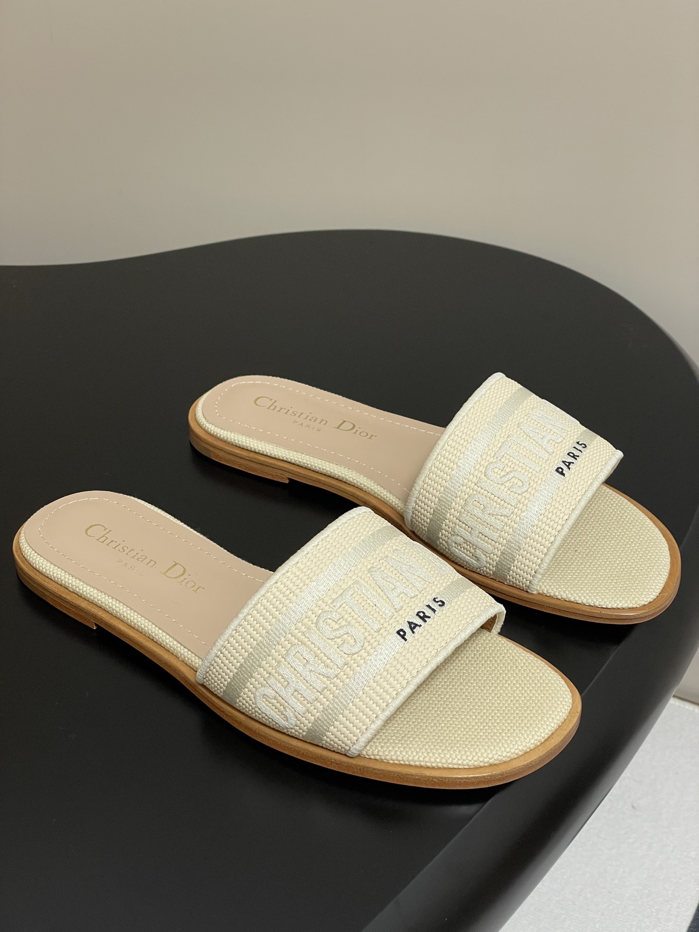 NO:266042,Flat 25ss Spring and summer new Dior Dway Dway heel sandals Natural color raffia effect fabric and black cotton embroidery Classic letter embroidery slippers Electric embroidered high heeled one-piece This Dway cotton sandals are a classic item. Natural color raffia effect fabric and dark blue cotton upper are embroidered with the Christian Dior Paris logo, which is recognizable. The design is simple, easy to put on and take off, and it can easily create a casual and fashionable look. Custom raffia high temperature water-soluble cotton electric embroidery fabric sole double-layer Italian leather outsole Heel high flat sole/round heel 3cm Size 35-39 (34.40.41.42.43 Customized non-return and exchange), slippers, dior, dior, slippers, Leather soles19860909平底 25ss春夏新款Dior 迪奥Dway带跟凉拖 自然色酒椰草效果面料和黑色棉质刺绣 经典字母刺绣拖鞋 电绣高跟一字拖鞋 这款 Dway 棉质凉拖是一款经典单品.自然色酒椰草效果面料和深蓝色棉质鞋面饰以Christian Dior Paris标志刺绣,富有辨识度.设计简约,方便穿脱,可轻松打造随性的时尚造型. 鞋面定制酒椰草高温水溶棉质电绣面料 鞋底双层意大利真皮大底 跟高平底/圆跟3cm 码数35-39（34.40.41.42.43定做不退换）,拖鞋,dior,dior,slippers,Leather soles,Women's Shoes