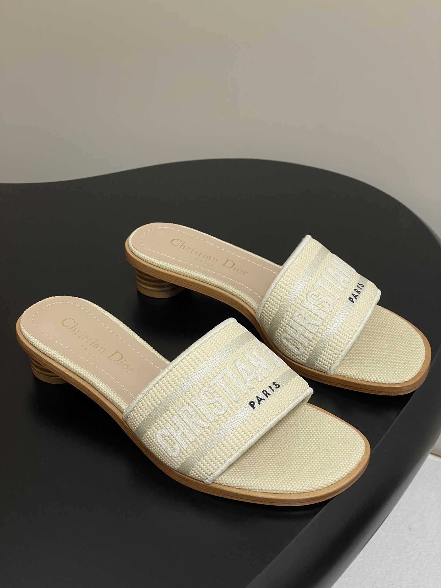 NO:266043,High heels 25ss Spring and summer new Dior Dway Dway heel sandals Natural color raffia effect fabric and black cotton embroidery Classic letter embroidery slippers Electric embroidery high heeled one-piece slippers This Dway cotton sandals are a classic item. Natural color raffia effect fabric and dark blue cotton upper are embroidered with the Christian Dior Paris logo, which is recognizable. The design is simple, easy to put on and take off, and it can easily create a casual and fashionable look. Custom raffia high temperature water-soluble cotton electric embroidery fabric sole double-layer Italian leather outsole heel high flat sole/round heel 3cm size 35-39 (34.40.41.42.43 custom-made non-return and exchange), slippers, dior, dior, slippers, Leather soles19860909高跟 25ss春夏新款Dior 迪奥Dway带跟凉拖 自然色酒椰草效果面料和黑色棉质刺绣 经典字母刺绣拖鞋 电绣高跟一字拖鞋 这款 Dway 棉质凉拖是一款经典单品.自然色酒椰草效果面料和深蓝色棉质鞋面饰以Christian Dior Paris标志刺绣,富有辨识度.设计简约,方便穿脱,可轻松打造随性的时尚造型. 鞋面定制酒椰草高温水溶棉质电绣面料 鞋底双层意大利真皮大底 跟高平底/圆跟3cm 码数35-39（34.40.41.42.43定做不退换）,拖鞋,dior,dior,slippers,Leather soles,Women's Shoes