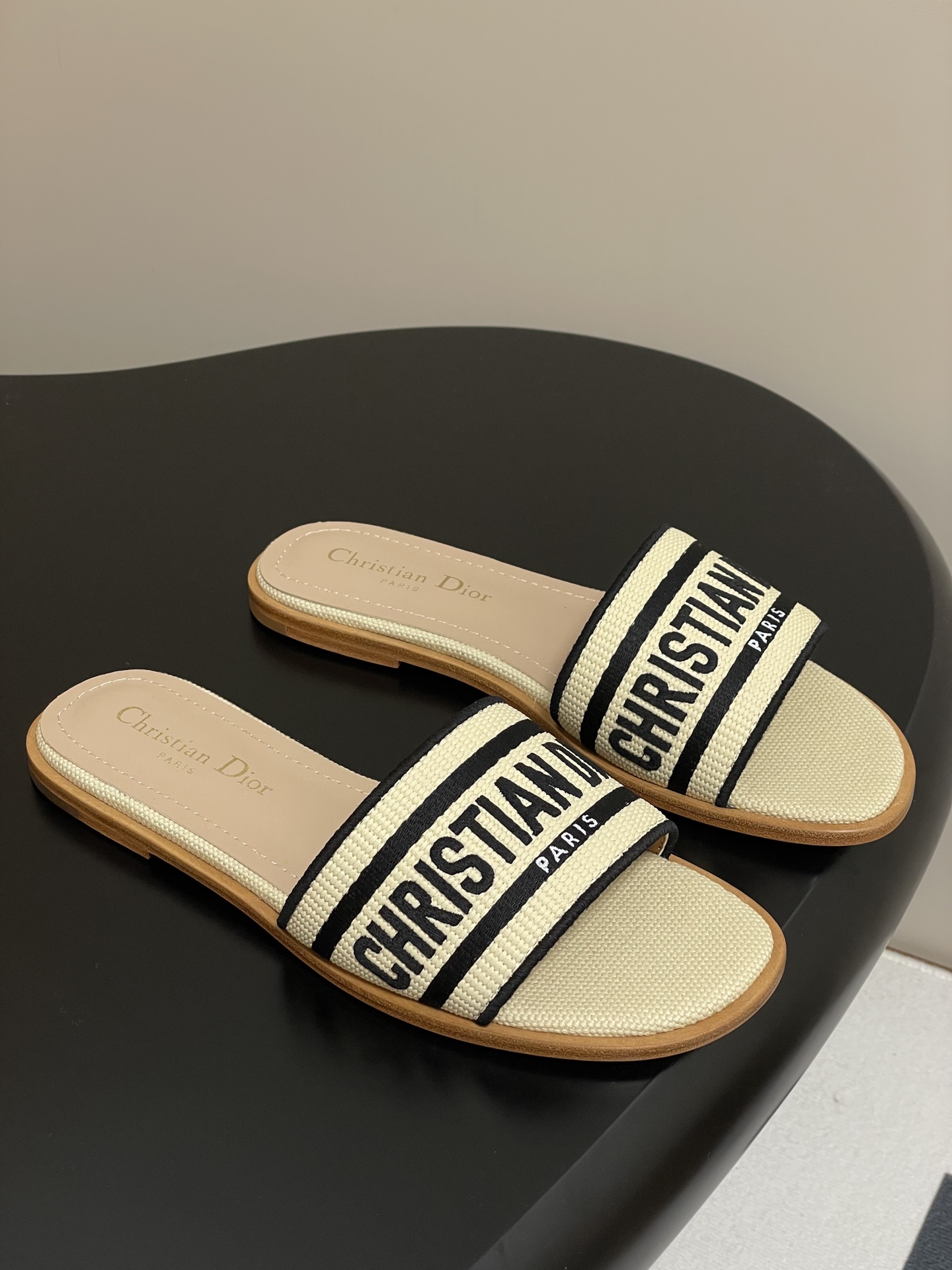 NO:266044,Flat 25ss Spring and summer new Dior Dway Dway heel sandals Natural color raffia effect fabric and black cotton embroidery Classic letter embroidery slippers Electric embroidered high heeled one-piece This Dway cotton sandals are a classic item. Natural color raffia effect fabric and dark blue cotton upper are embroidered with the Christian Dior Paris logo, which is recognizable. The design is simple, easy to put on and take off, and it can easily create a casual and fashionable look. Custom raffia high temperature water-soluble cotton electric embroidery fabric sole double-layer Italian leather outsole Heel high flat sole/round heel 3cm Size 35-39 (34.40.41.42.43 Customized non-return and exchange), slippers, dior, dior, slippers, Leather soles19860909平底 25ss春夏新款Dior 迪奥Dway带跟凉拖 自然色酒椰草效果面料和黑色棉质刺绣 经典字母刺绣拖鞋 电绣高跟一字拖鞋 这款 Dway 棉质凉拖是一款经典单品.自然色酒椰草效果面料和深蓝色棉质鞋面饰以Christian Dior Paris标志刺绣,富有辨识度.设计简约,方便穿脱,可轻松打造随性的时尚造型. 鞋面定制酒椰草高温水溶棉质电绣面料 鞋底双层意大利真皮大底 跟高平底/圆跟3cm 码数35-39（34.40.41.42.43定做不退换）,拖鞋,dior,dior,slippers,Leather soles,Women's Shoes