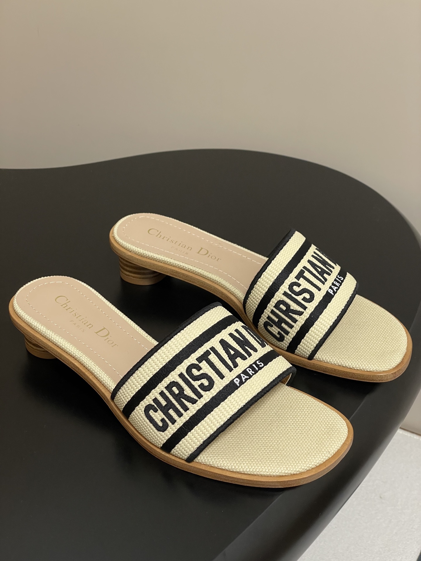 NO:266046,High heels 25ss Spring and summer new Dior Dway Dway heel sandals Natural color raffia effect fabric and black cotton embroidery Classic letter embroidery slippers Electric embroidery high heeled one-piece slippers This Dway cotton sandals are a classic item. Natural color raffia effect fabric and dark blue cotton upper are embroidered with the Christian Dior Paris logo, which is recognizable. The design is simple, easy to put on and take off, and it can easily create a casual and fashionable look. Custom raffia high temperature water-soluble cotton electric embroidery fabric sole double-layer Italian leather outsole heel high flat sole/round heel 3cm size 35-39 (34.40.41.42.43 custom-made non-return and exchange), slippers, dior, dior, slippers, Leather soles19860909高跟 25ss春夏新款Dior 迪奥Dway带跟凉拖 自然色酒椰草效果面料和黑色棉质刺绣 经典字母刺绣拖鞋 电绣高跟一字拖鞋 这款 Dway 棉质凉拖是一款经典单品.自然色酒椰草效果面料和深蓝色棉质鞋面饰以Christian Dior Paris标志刺绣,富有辨识度.设计简约,方便穿脱,可轻松打造随性的时尚造型. 鞋面定制酒椰草高温水溶棉质电绣面料 鞋底双层意大利真皮大底 跟高平底/圆跟3cm 码数35-39（34.40.41.42.43定做不退换）,拖鞋,dior,dior,slippers,Leather soles,Women's Shoes