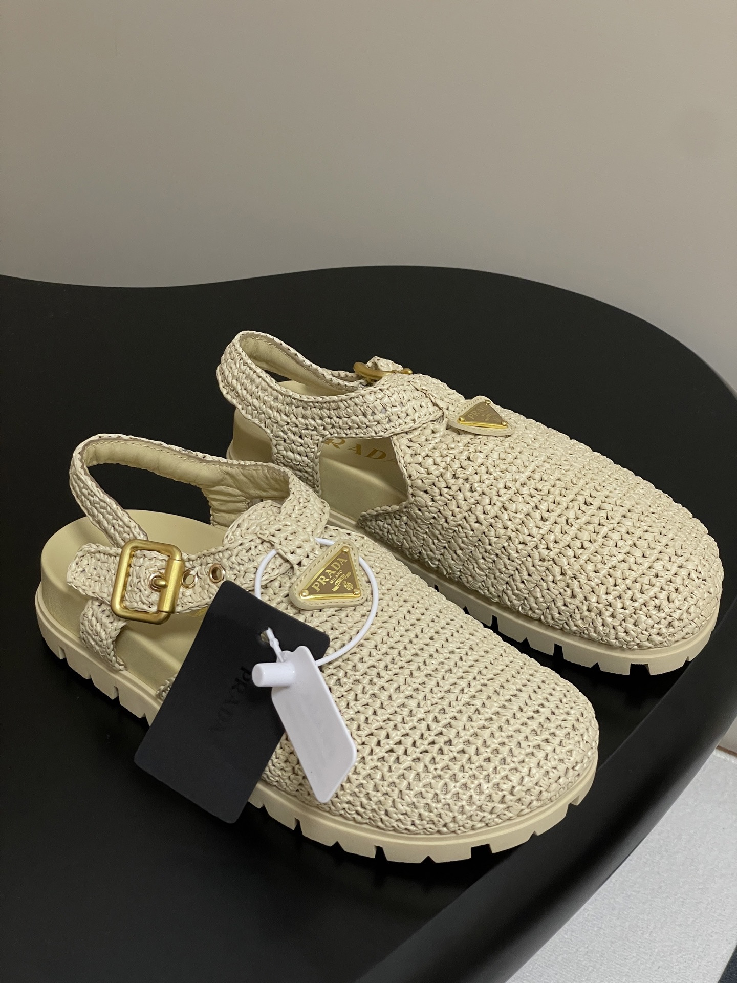 NO:389329,- 25Fw spring and summer new Prada Prada Rafia woven toe-packed sandals Birkenstocks This sandals are made of summer-filled woven fabric, which makes the whole design unique. This very versatile shoe uses hook-button straps and ridged soles, and is embellished with enamel triangle metal logos. The upper is purely hand-crocheted sole. Original open mold TPU sole. Foot pads sheepskin foot pads. Size 35-39 (40.41 custom made without return or exchange), sandals, prada, prada, sandals, espadrilles, sheepskin19860909- 25Fw春夏新款Prada普拉达拉菲草编织包头后空凉鞋勃肯鞋 这款凉鞋以充满夏日气息的梭织面料制成,更显现代和运动风格,让整个设计别具一格.这款非常百搭的鞋履采用钩扣式绑带和凸纹鞋底,并点缀涂珐琅三角形金属徽标. 鞋面纯手工钩针编织 鞋底原版开模TPU大底 垫脚羊皮垫脚 码数35-39（40.41定做不退换）,凉鞋,prada,prada,sandals,espadrilles,sheepskin,Women's Shoes