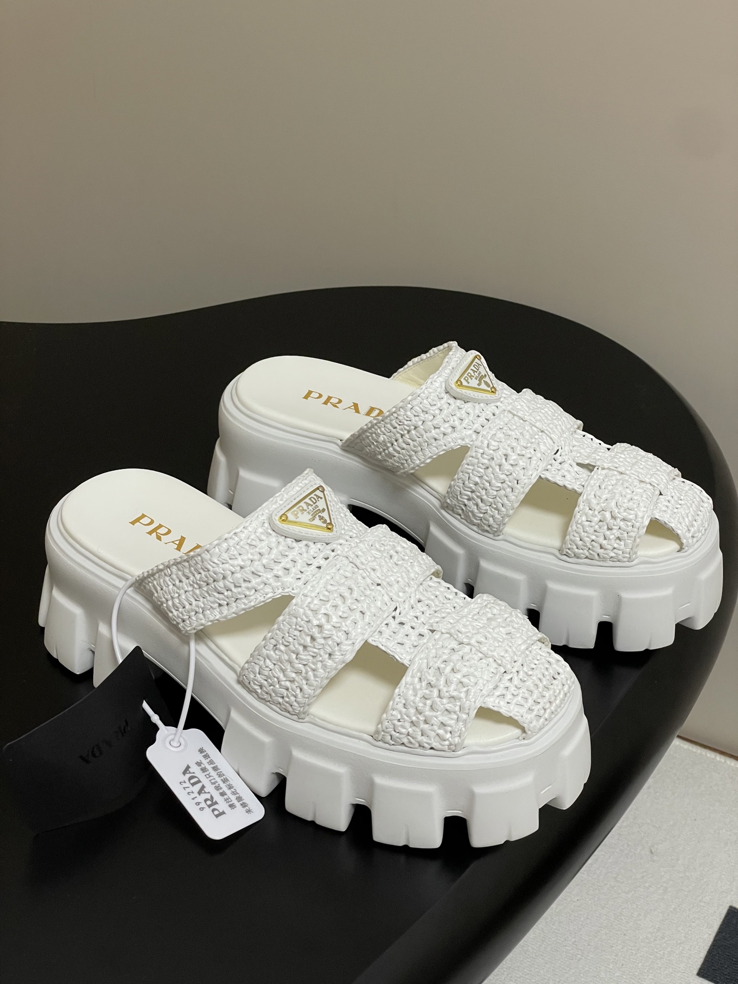 NO:389341,- 25Fw spring and summer new Prada Prada Rafia woven Monolith thick-soled sandals Bag-toe Roman Muller semi-slippers This sandal reinterprets the retro charm of beach sandals with a novel and modern design. It is long-lasting and matched with the iconic Monolith sole, combining volume-styling and light rubber, vividly expressing the duality of Prada. Combining a variety of style elements, a unique and unique enamel-coated triangle metal logo enhances the style. The upper is purely hand-cropped sole original IP foam sole (super light and easy to wear) foot pad sheepskin foot pad heel height 5.5cm size 35-39 (40.41 custom-made non-return and exchange), semi-torque, prada, prada, sandals, slippers, espadrilles, sheepskin19860909- 25Fw春夏新款Prada普拉达拉菲草编织Monolith厚底凉拖鞋包头罗马穆勒半拖鞋 这款凉鞋以新颖而现代的设计方式,重新演绎了具有复古魅力的沙滩凉鞋.经久不衰,搭配标志性的Monolith鞋底,结合量感造型与轻便橡胶,生动表现出Prada的二元性内核.融合多种风格元素,别具一格的涂珐琅三角形金属徽标提升格调. 鞋面纯手工钩针编织 鞋底原版IP发泡大底（超轻超好穿） 垫脚羊皮垫脚 跟高5.5cm 码数35-39（40.41定做不退换）,半拖,prada,prada,sandals,slippers,espadrilles,sheepskin,Women's Shoes