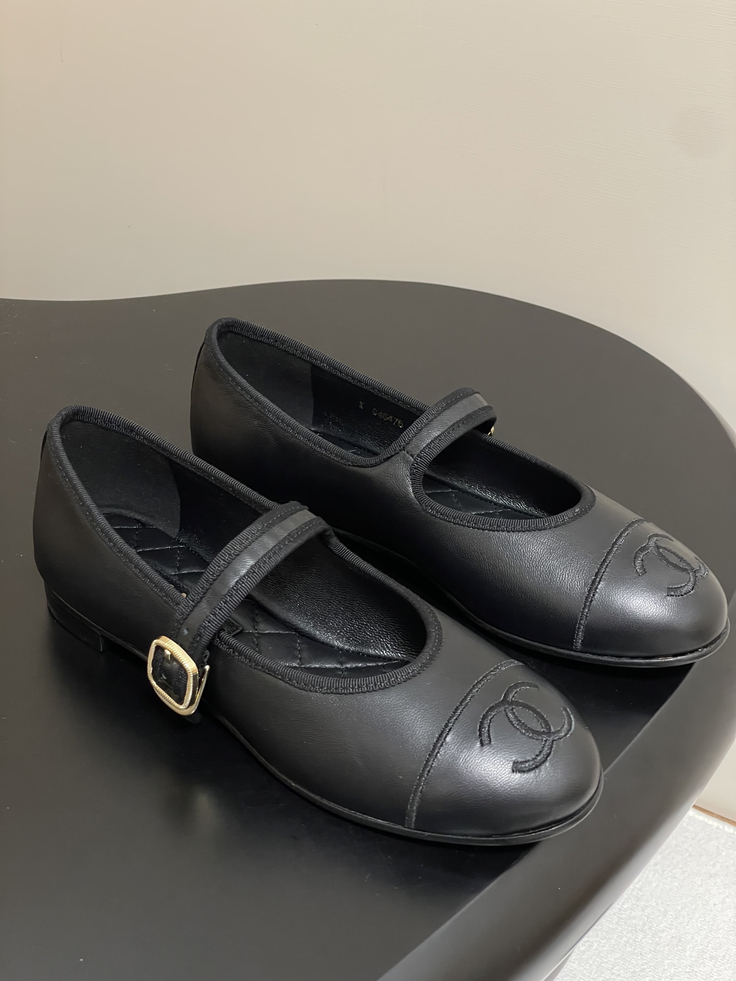 NO:389298,- Top quality (with airplane box) 25P spring and summer new Chanel small xianglang Marijan single shoes This leather Marijan is so cute that it feels like a rich girl, retro, sweet and age-reducing!  Mary Jane’s unique noble texture can fully practice various combinations of beauty, with beauty and comfort coexisting. Who can not be moved?  The high-end simple style is not out of date when repeatedly wearing it, vividly interpreting the charm of the exclusive fragrance grandma and creating more possibilities!  Upper sheepskin inner foot pad sheepskin sole Italian A-grade leather outsole size 35-39 (40.41 custom made without return or exchange), single shoes, chanel, mary jane, sheepskin, Leather soles19860909-顶级品质（配飞机盒） 25P春夏新款Chanel小香菱格玛丽珍单鞋 这款皮革玛丽珍 可爱到爆炸富家千金即视感 复古甜美减龄拿捏了！玛丽珍独有的高贵质感 可尽情实践关于美的各种搭配,美貌与舒适并存 试问谁能不心动呢？高级简约款反复穿也不过时 生动诠释专属香奶奶的魅力 塑造更多可能性！ 鞋面羊皮 内里垫脚羊皮 鞋底意大利A级真皮大底 码数35-39（40.41定做不退换）,单鞋,chanel,mary jane,sheepskin,Leather soles,Women's Shoes