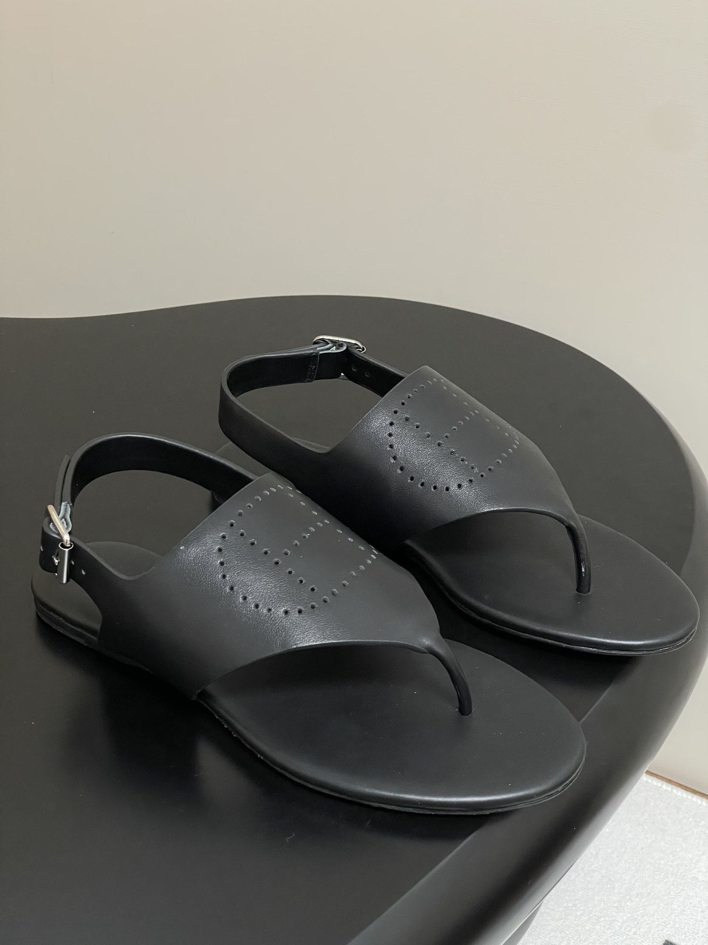 NO:392685,- Top quality Hermes H letter laser clip flip flip flopslip flat sandals Simple design Recognizable H embossing is the first one, with stronger wrapping on the feet and more heels on the feet. Super versatile and fashionable on the feet. Many celebrities and celebrities are essential for planting grass in spring and summer. Random and comfortable and advanced. Super comfortable and unscrewed feet. Upper calfskin inner foot pad sheepskin sole Italian A-grade leather outsole. Size 35-39 (40.41 custom made without return or exchange), split-toe shoes, hermes, hermes, slippers, cowhide, sheepskin, Leather soles19860909-顶级品质 Hermes 爱马仕 H字母激光夹脚人字拖鞋平底凉拖鞋 简约的设计 极具辨识度的H压花 还是第一款,上脚包裹感更强,走路更跟脚 上脚超级百搭好看时髦 超多明星网红种草 春夏必备 随意舒适高级感 上脚超级舒适不勒脚 鞋面小牛皮 内里垫脚羊皮 鞋底意大利A级真皮大底  码数35-39（40.41定做不退换）,分趾鞋,hermes,hermes,slippers,cowhide,sheepskin,Leather soles,Women's Shoes