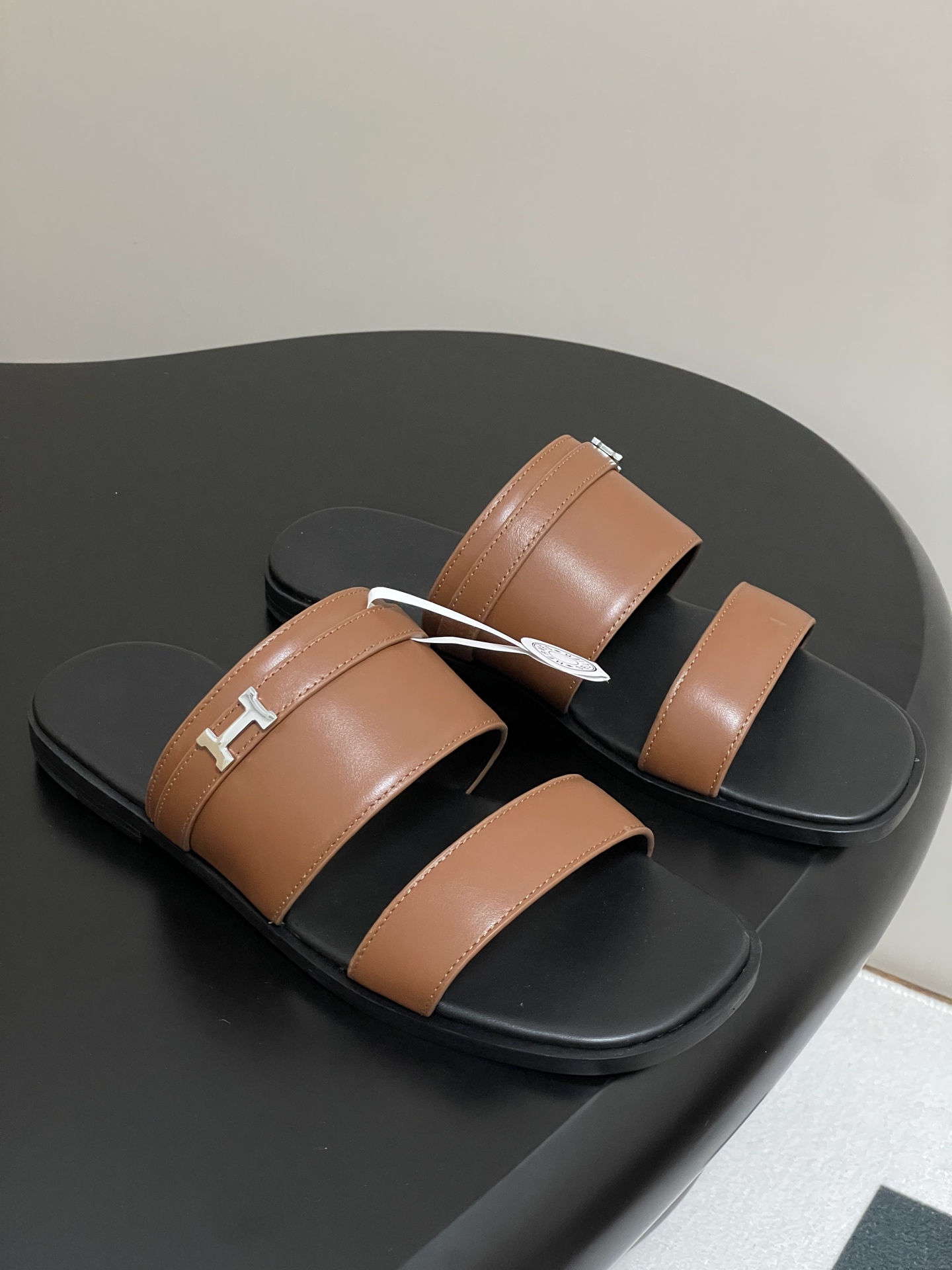 NO:392711,- Top quality Hermes MiNi H-buckle flat sandals Classic square-toe style Paired with very recognizable H letter logo Super versatile and stylish on the feet, many celebrities and celebrities are essential for spring and summer, free and comfortable and high-end, super comfortable and unscrewed on the feet, simple and smooth, creating a fashionable and soft look. Imported calfskin on the upper, inner foot pad sheepskin sole Italian A-grade leather outsole size 35-39 (40.41 custom made without return or exchange), slippers, hermes, hermes, slippers, cowhide, sheepskin, Leather soles19860909-顶级品质 Hermes 爱马仕MiNi H扣平底凉拖鞋 经典的方头版型 搭配极具辨识度H字母logo 上脚超级百搭好看时髦 超多明星网红种草 春夏必备 随意舒适高级感 上脚超级舒适不勒脚 设计简约流畅,打造时尚柔美造型. 鞋面进口小牛皮 内里垫脚羊皮 鞋底意大利A级真皮大底 码数35-39（40.41定做不退换）,拖鞋,hermes,hermes,slippers,cowhide,sheepskin,Leather soles,Women's Shoes