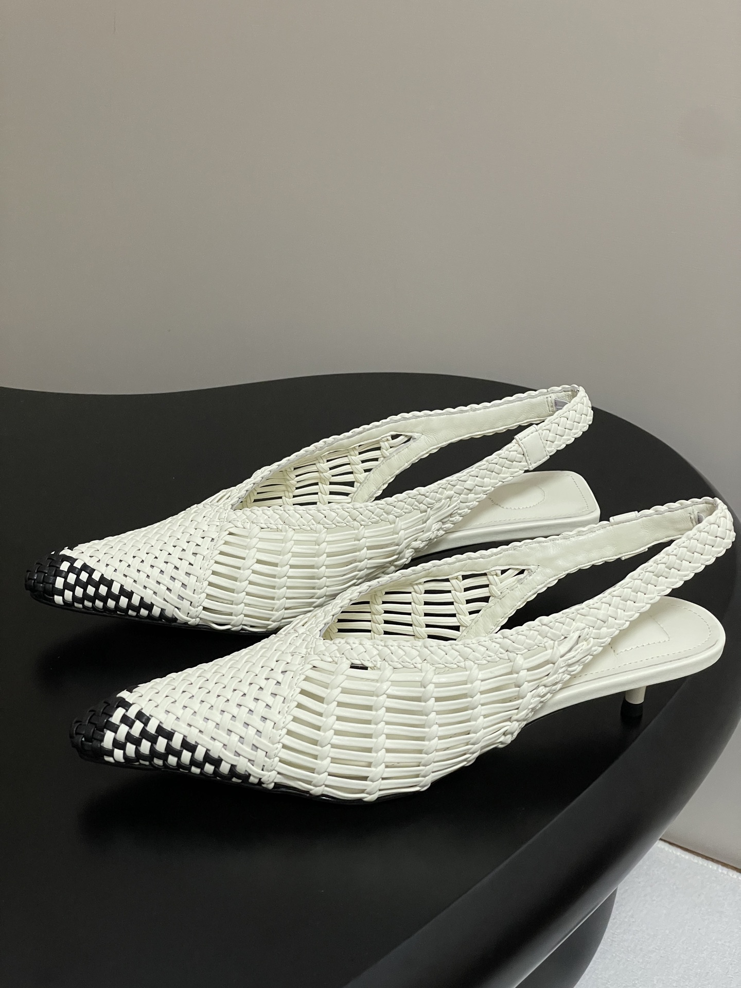 Jacquemus Woven Pointed-Toe Kitten Heel Slingbacks - Elegant and Chic 4 i1746559467801 1640 0 2