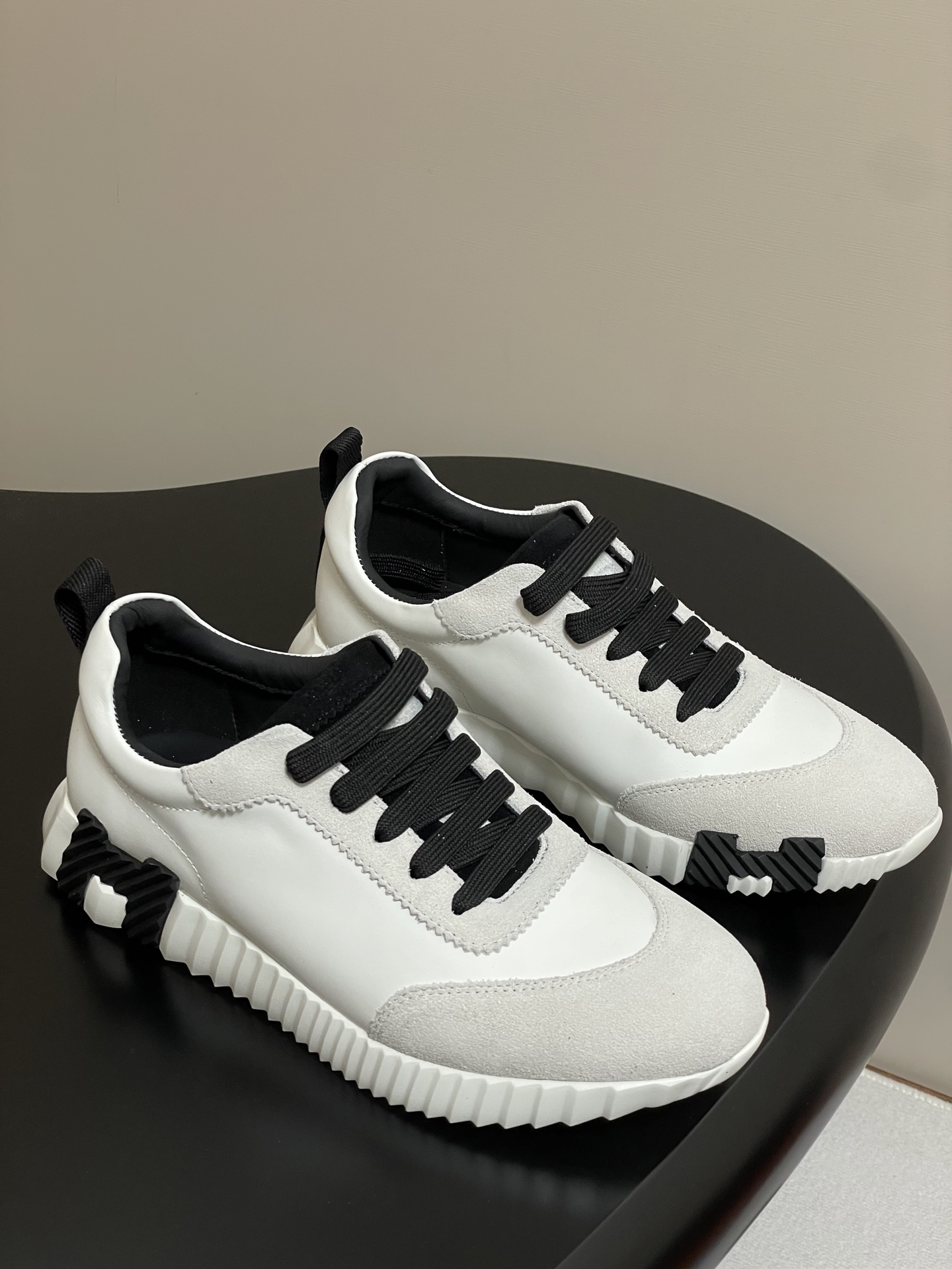 NO:384810,- Men's Hermes H Home Bouncing series couples' H-lace-up thick-soled casual sneakers, all colors, the craftsmanship is the ultimate, every detail of the shoes is very attentive, very eye-catching, and the elegant splicing elements highlight the outstanding temperament!  The fashionable flying lace-up method adds a casual atmosphere. The exquisite lines can invisibly better reflect the family design language, interspersed with exquisite lines, perfectly fit the foot shape, naturally outline the fashionable outline, achieve visual impact effect, and fully interpret a different sports style!  Imported upper high mercerated cashmere/rain cloth/fly woven surface/cowhide leather, breathable mesh fabric, foot pad mixed sheepskin, comfortable foot feeling, customized A-class high-definition private mold TPU outsole, German technical radiation machine seamless combination, lightweight, high elastic, non-slip and wear-resistant, size 35-39 (40.41.42 customized) men 39-44 (38.45.46 customized), casual shoes/sports shoes, hermes, hermes, sneakers, cowhide, sheepskin19860909-男 Hermes 爱马仕H家 Bouncing系列情侣款H系带厚底休闲运动鞋 啥色都有 工艺极致,鞋子的每一个细节都特别用心,相当惹眼,雅致的拼接元素,凸显不俗的气质！ 时尚飞织系带方式,增添休闲的气息,精致的线条,无形之中能够更好体现出家族式的设计语言,穿插精致的线条,完美契合脚型,自然的勾勒出时尚的轮廓,达到视觉上的冲击效果,充分演绎不一样的运动风格！ 鞋面进口高丝光羊绒/雨布/飞织面/牛皮 内里透气网布 垫脚混种羊皮 脚感舒适 鞋底定制A级高密私模TPU大底 德国技术照射机无缝组合 轻便高弹,防滑耐磨 码数女35-39(40.41.42定做) 男39-44(38.45.46定做),休闲鞋/运动鞋,hermes,hermes,sneakers,cowhide,sheepskin,Women's Shoes