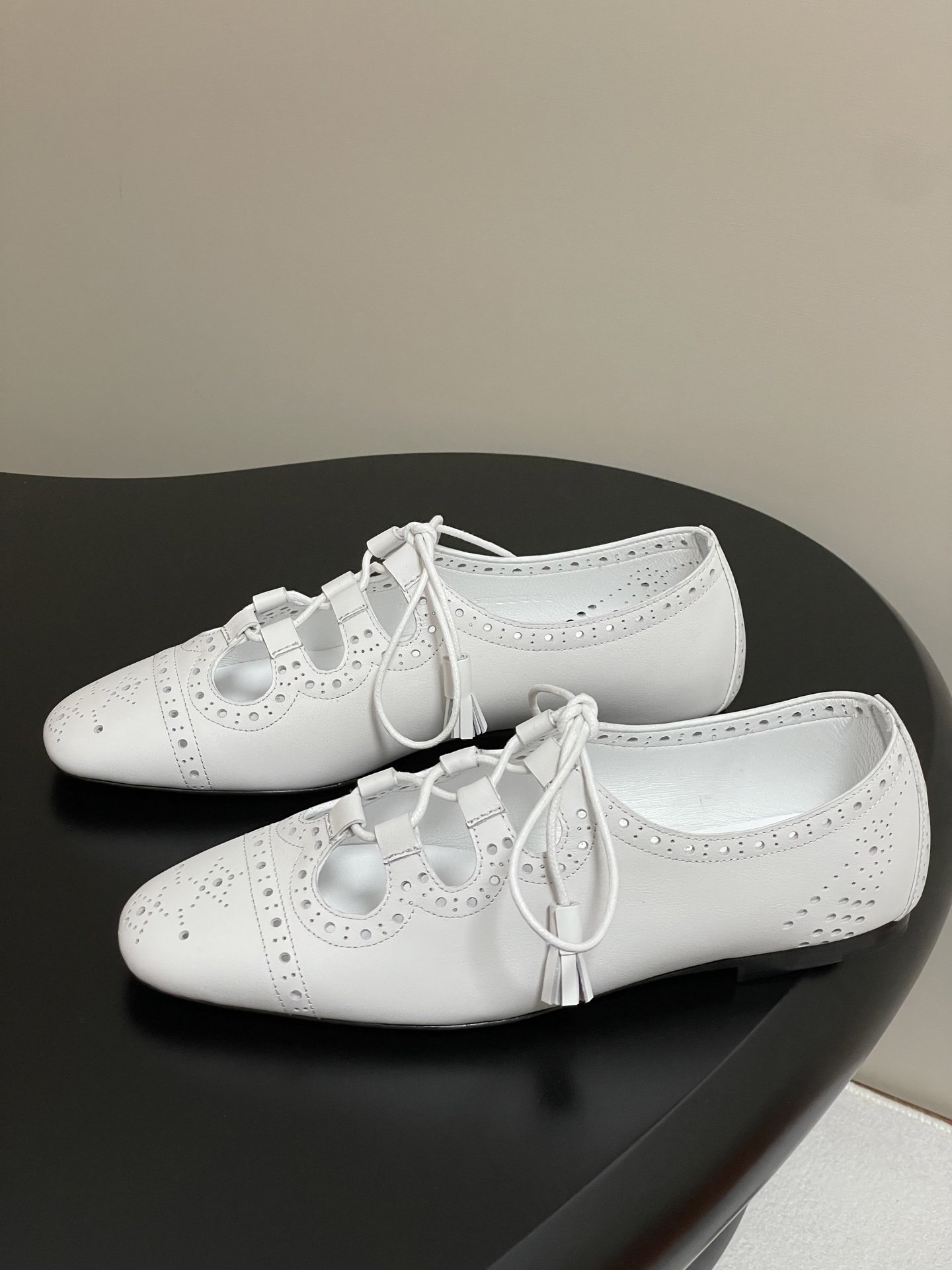 Hermes Khea Derbies: White Leather Lace-Up Brogue Flat Shoes 4 i1746737753590 2228 0 6