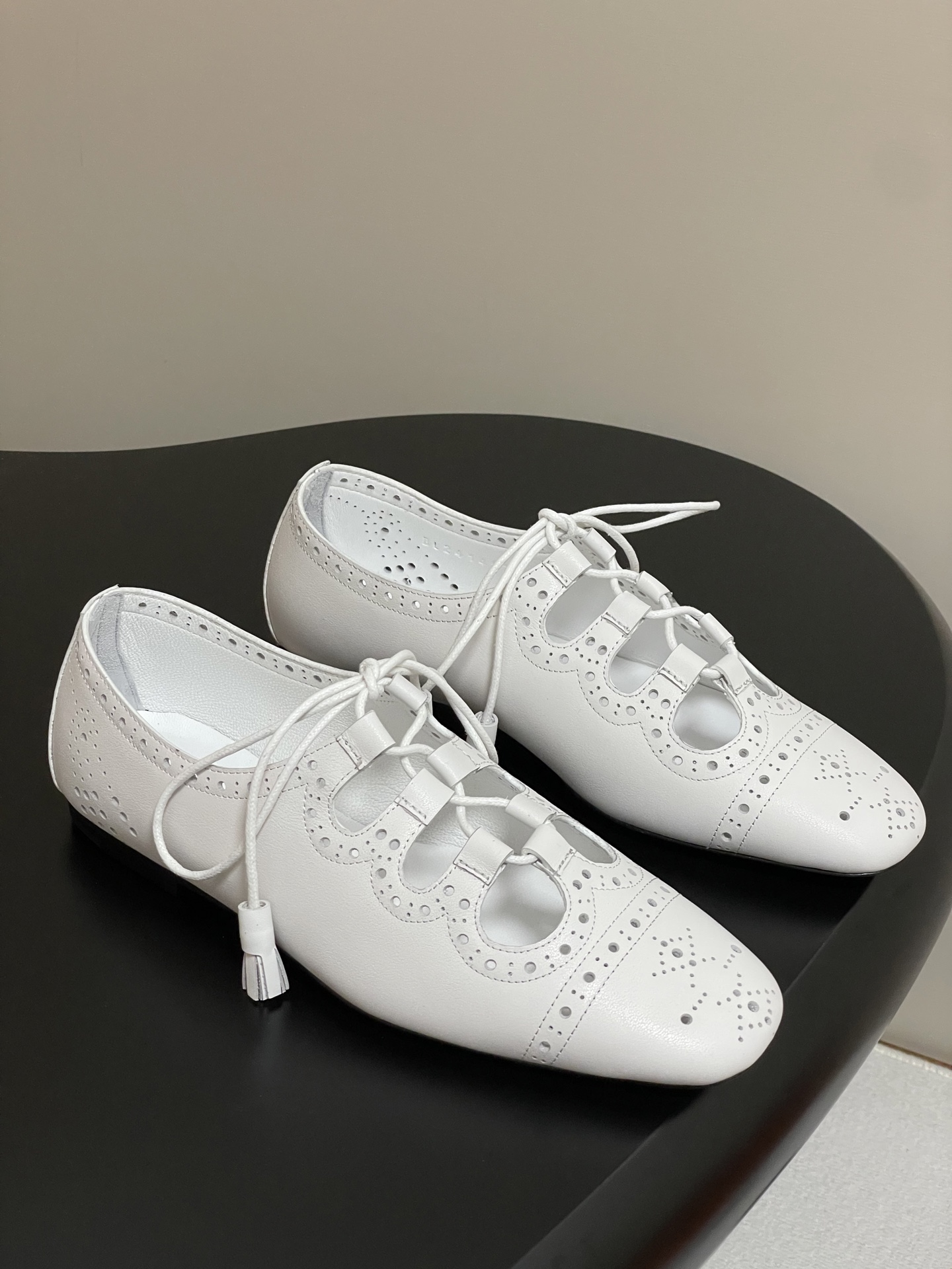 Hermes Khea Derbies: White Leather Lace-Up Brogue Flat Shoes 2 i1746737761365 6367 0 8