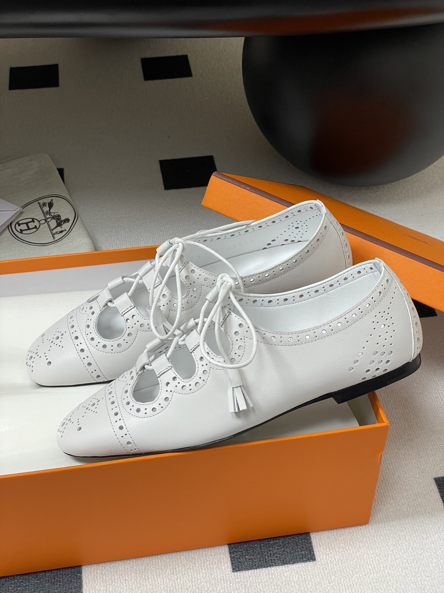 Hermes Khea Derbies: White Leather Lace-Up Brogue Flat Shoes 5 i1746737761406 1305 0 4