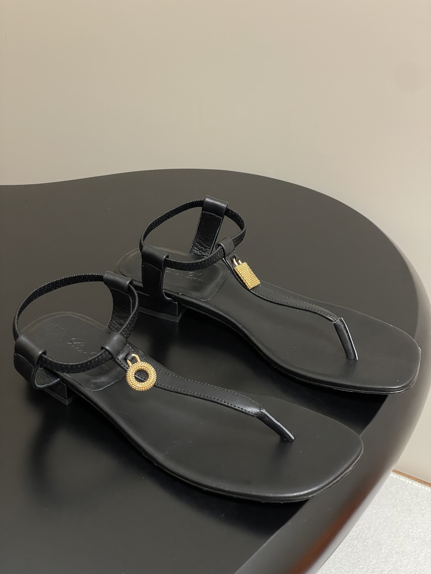 NO:392664,- Loro Piana LP 55s spring and summer new hardware pendant clip-leg flat-soled sandals Minimalist retro sandals Mindil Infra sandals are made of velvet-like soft Velukid sheep leather, with slightly raised heels, wrapping the feet with elegant and modern charm. The shoe shape is simple and can be matched with a variety of summer outfits. The metallic pendant is decorated with Ghiera buckles and the other is decorated with branded iconic padlocks to create a playful symmetry effect. Metallic pendant leather insoles, decorated with hot-pressed logo leather covered heels, upper cowhide, inner foot padding sheepskin sole Italian leather outsole size 35-39 (40.41.42 custom made without return), split-toe shoes, loro piga, loro  piana, sandals, slippers, cowhide, sheepskin, Leather soles19860909- Loro Piana 诺悠翩雅 LP 55s春夏新款五金吊坠夹脚平底凉拖鞋极简风复古凉鞋 Mindil Infra凉鞋由天鹅绒般柔软的Velukid羊皮革制成,鞋跟微微加高,以优雅现代魅力包裹双脚.其鞋型线条简约,可搭配各式夏日装扮.点缀金属色吊饰,一个饰有Ghiera搭扣,另一个饰有品牌标志性挂锁,营造俏皮的对称效果.金属色吊饰 皮革鞋垫,饰有热压徽标皮革包覆鞋跟 鞋面牛皮 内里垫脚羊皮 鞋底意大利真皮大底 码数35-39（40.41.42定做不退换）,分趾鞋,loro piana,loro piana,sandals,slippers,cowhide,sheepskin,Leather soles,Women's Shoes