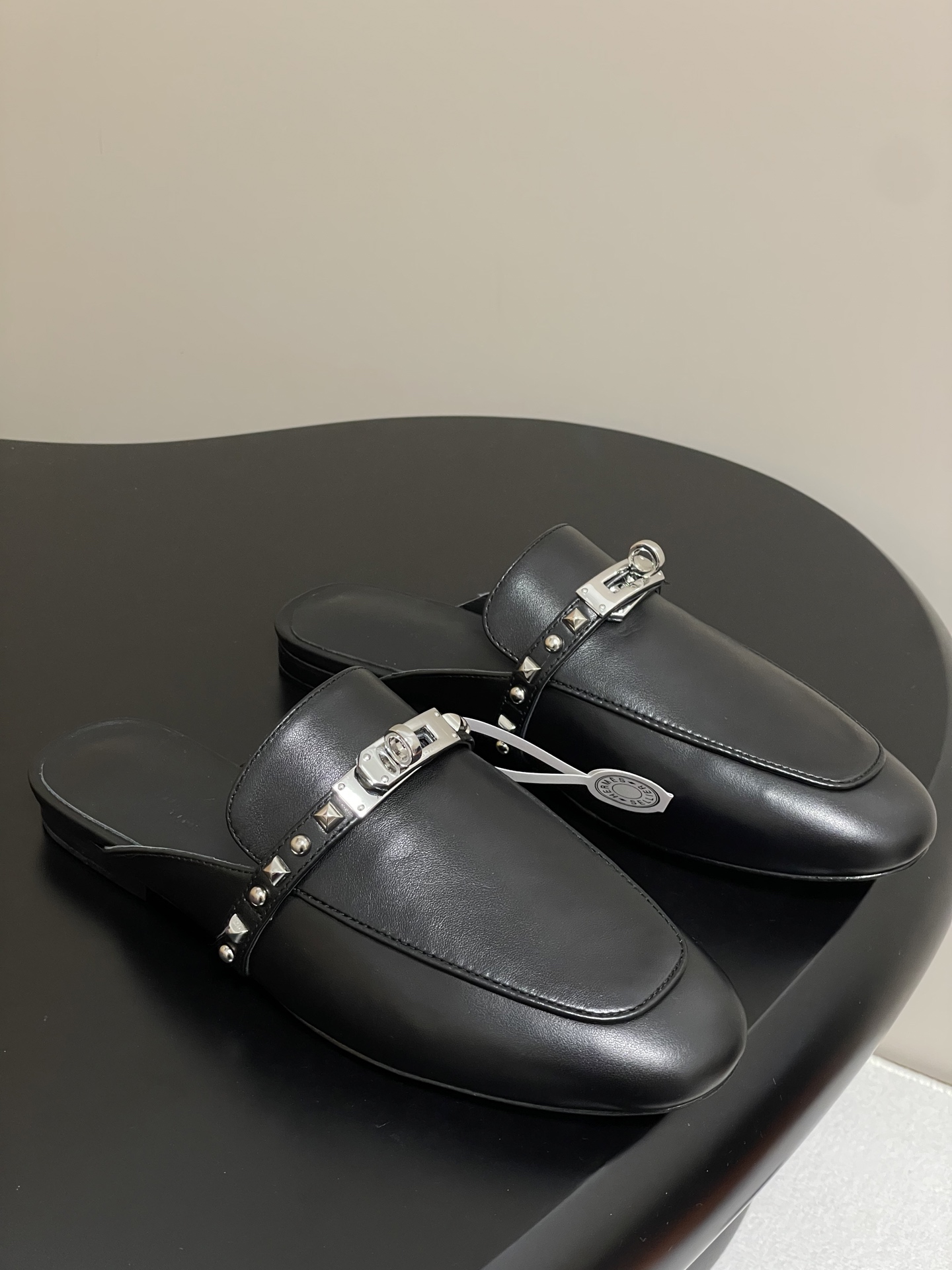 NO:392700,- Top quality Hermes H Home Oz rivet mules classic Kelly buckle toe half slippers H classic semi-trailer 25ss new version Calfs leather mules, paired with classic palladium-plated Kelly buckles and Medor rivets to create a daily elegance style Imported calfskin upper, inner footbed sheepskin sole Italian A-grade leather outsole Size 35-39 (40.41 custom made without return or exchange), semi-trailer, hermes, hermes, slippers, cowhide, sheepskin, Leather soles19860909-顶级品质 Hermes 爱马仕 H家 Oz铆钉穆勒鞋经典Kelly扣包头半拖鞋 H经典半拖 25ss新版面 小牛皮穆勒鞋,搭配经典镀钯Kelly鞋扣和Medor铆钉,打造日常优雅风范 鞋面进口小牛皮 内里垫脚羊皮 鞋底意大利A级真皮大底 码数35-39（40.41定做不退换）,半拖,hermes,hermes,slippers,cowhide,sheepskin,Leather soles,Women's Shoes