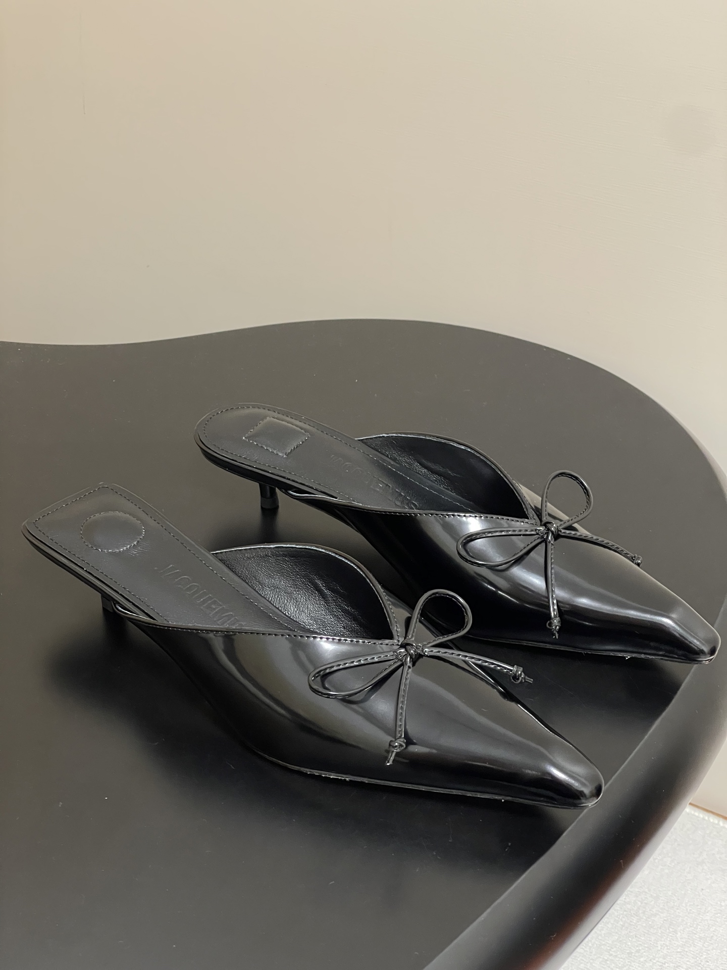 NO:389301,- Niche trendy brand Jacquemus 25s spring and summer new style, simple bow-tip pointed kitten and Muller half-slippers, small square toe paired with bow design, novel and fashionable, sexy and elegant, showing the lines of the feet, with a skinny and beautiful visual effect, a very versatile fashion item!  Minimalist and elegant, super good-looking, just right square head, small square heel, and easy to walk!  It can attack and defend, and it can be both fashionable and comfortable, which is perfect!  !  The upper is made of imported open-edged calfskin, inner foot padded sheepskin, sole imported from Italy, genuine leather, large sole, molded injection molded toe, heel height 3.5cm, size 35-39 (40.41 custom made without return or exchange), semi-slippers, sandals, slippers, cowhide, sheepskin, Leather soles19860909- 小众潮牌 Jacquemus 25s春夏新款 简易蝴蝶结尖头小猫跟穆勒半拖鞋 小方头搭配蝴蝶结设计 新颖时尚大方,性感不失优雅,很显脚部线条,附有骨感美的视觉效果,非常百搭的时尚单品！ 极简优雅·超级好看,恰到好处的方头,小方跟,又稳好走！可攻可守·时髦舒适皆能兼得,实属完美！！ 鞋面采用进口开边珠小牛皮 内里垫脚羊皮 鞋底意大利进口真皮大底开模注塑鞋头 跟高3.5cm 码数35-39（40.41定做不退换）,半拖凉鞋,sandals,slippers,cowhide,sheepskin,Leather soles,Women's Shoes