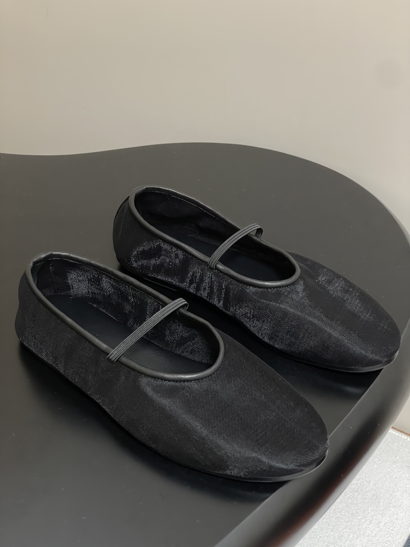 NO:389309,- THE ROW 25ss Early Spring New Sock Mesh Ballet Shoes Mary Jane Flat Shoes I fell in love with this shoe at first sight. It looks good with a little retro flavor and a little free combination!  Major internet celebrity bloggers are wearing it. The whole shoe is very soft and easy to wear without scratching your feet. The simple and versatile style continues the usual minimalist style. The non-lined structure makes the shoe body extremely light and sticks to the skin. The whole pair of shoes seems simple but it is actually very difficult to make the process. It uses a full leather case bag production process, made by the master, super waste, it is comfortable, soft and skin-friendly to wear on the feet. You can't worry about the feeling of the feet. It is necessary to wear it without wearing it. If you don't wear it, you don't want to take it off. If you have high requirements for the feel of the feet, you can close your eyes and enter it!  Customized mesh on the upper, open molded injection molded sole, size 35-40 (40 custom made without return), ballet shoes, mary jane19860909- THE ROW 25ss早春新款Sock网纱芭蕾舞鞋玛丽珍平底单鞋 第一眼看到这个鞋子就爱上了,带点复古味随意搭配都好看！各大网红博主都在穿它,整个鞋子非常柔软,好穿不磨脚.简约百搭款~ 延续了一贯极简风格,无内衬结构使得鞋身极其轻便贴肤,整双鞋子看似简单其实工艺很难,采用全皮套包制作工艺,老师傅制作,超级废料,上脚裸穿舒适柔软亲肤,脚感方面完全不可担心,好穿是必须的,穿若无穿的上脚体验,穿上就不想脱的款,对脚感要求高的闭眼入它！ 鞋面定制网纱 鞋底开模注塑大底 码数35-40（40定做不退换）,芭蕾舞鞋,mary jane,Women's Shoes