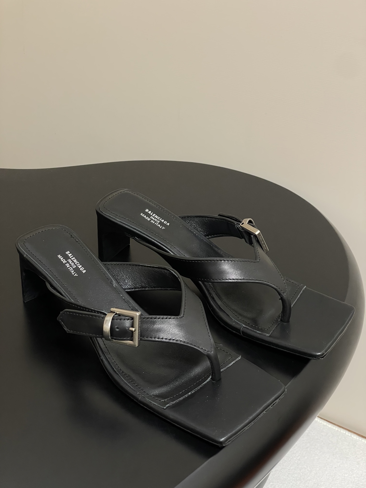 NO:392653,- 25 spring and summer new Balenciaga Balenciaga high heel square toe flip-flops to bring fashion to the extreme. Balenciaga square toe fashion shoes, Balenciaga shoes are absolutely open, and every pair wants to enter, because every pair really has a sense of fashion. The essence of the whole pair is its toe, and it does not have a bloated feeling, very high-end and slim, and there are no clothes that they cannot match. Countless modifications of the last to create a perfect version. Customized mixed-bred sheepskin upper, inner footbed sheepskin, soles, Italian leather outsole, heel height 5cm, size 35-39 (40.41 custom made without return and exchange), split-toe slippers, balenciaga, balenciaga, slippers, sheepskin, Leather soles19860909- 25春夏新款Balenciaga巴黎世家高跟方头夹脚人字拖鞋 将时髦发挥到极致的 巴黎世家方头时装鞋,巴黎世家的鞋子绝对开了挂,每一双都想去入,因为真的每一对都自带时髦感 整双鞋的精髓就是它的鞋头了, 并且不带臃肿感,非常高级并且显瘦,而且没有她们不能搭配的衣服,无数次套楦修改才能打造出完美版型 鞋面定制混种羊皮 内里垫脚羊皮 鞋底意大利真皮大底 跟高5cm 码数35-39（40.41定做不退换）,分趾鞋拖鞋,balenciaga,balenciaga,slippers,sheepskin,Leather soles,Women's Shoes