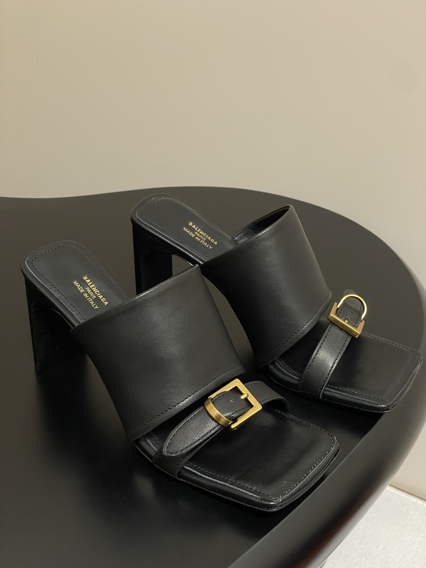 NO:392650,- 25 spring and summer new Balenciaga Balenciaga square toe buckle high heel slippers to bring fashion to the extreme. Balenciaga square toe fashion shoes, Balenciaga shoes are absolutely open, and every pair wants to enter, because every pair really has a sense of fashion. The essence of the whole pair is its toe, and it does not have a bloated feeling, very high-end and slim, and there are no clothes that they cannot match. Countless modifications of the last to create a perfect version. Customized mixed-bred sheepskin upper, inner footbed sheepskin, soles, Italian leather outsole, heel height 8cm, size 35-39 (40.41 custom made without return and exchange), split-toe slippers, balenciaga, balenciaga, slippers, sheepskin, Leather soles19860909- 25春夏新款Balenciaga巴黎世家方头搭扣高跟拖鞋 将时髦发挥到极致的 巴黎世家方头时装鞋,巴黎世家的鞋子绝对开了挂,每一双都想去入,因为真的每一对都自带时髦感 整双鞋的精髓就是它的鞋头了, 并且不带臃肿感,非常高级并且显瘦,而且没有她们不能搭配的衣服,无数次套楦修改才能打造出完美版型 鞋面定制混种羊皮 内里垫脚羊皮 鞋底意大利真皮大底 跟高8cm 码数35-39（40.41定做不退换）,分趾鞋拖鞋,balenciaga,balenciaga,slippers,sheepskin,Leather soles,Women's Shoes