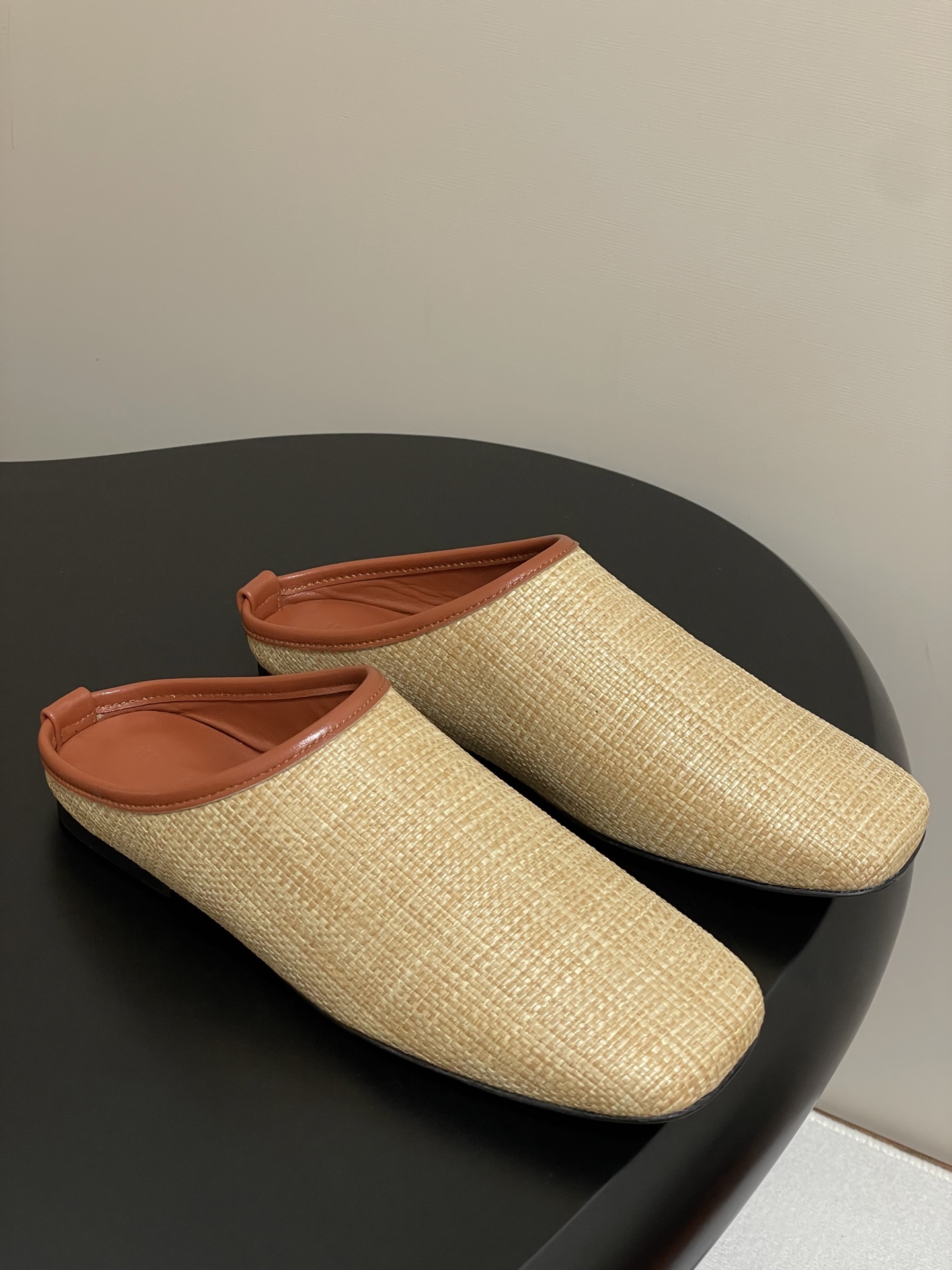 NO:389274,- 25s spring and summer new HIDEMI vacation series Simple lazy style square-toe woven Rafia Muller slippers Minimalist style design Clean and neat. You can control it regardless of age, career, or outfit!  Customized upper Rafite/sheepskin inner foot pad sheepskin, open mold custom anti-slip sole size 35-39 (40.41 custom made without return or exchange), semi-torch, slippers, sheepskin19860909- 25s春夏新款HIDEMI 度假系列 简易慵懒风方头编织拉菲草穆勒拖鞋 极简主义风格设计 干净利落 不分年龄不分职业不分穿搭都可以驾驭！ 鞋面定制拉菲草/羊皮 内里垫脚羊皮 鞋底开模定制防滑大底 码数35-39（40.41定做不退换）,半拖,slippers,sheepskin,Women's Shoes