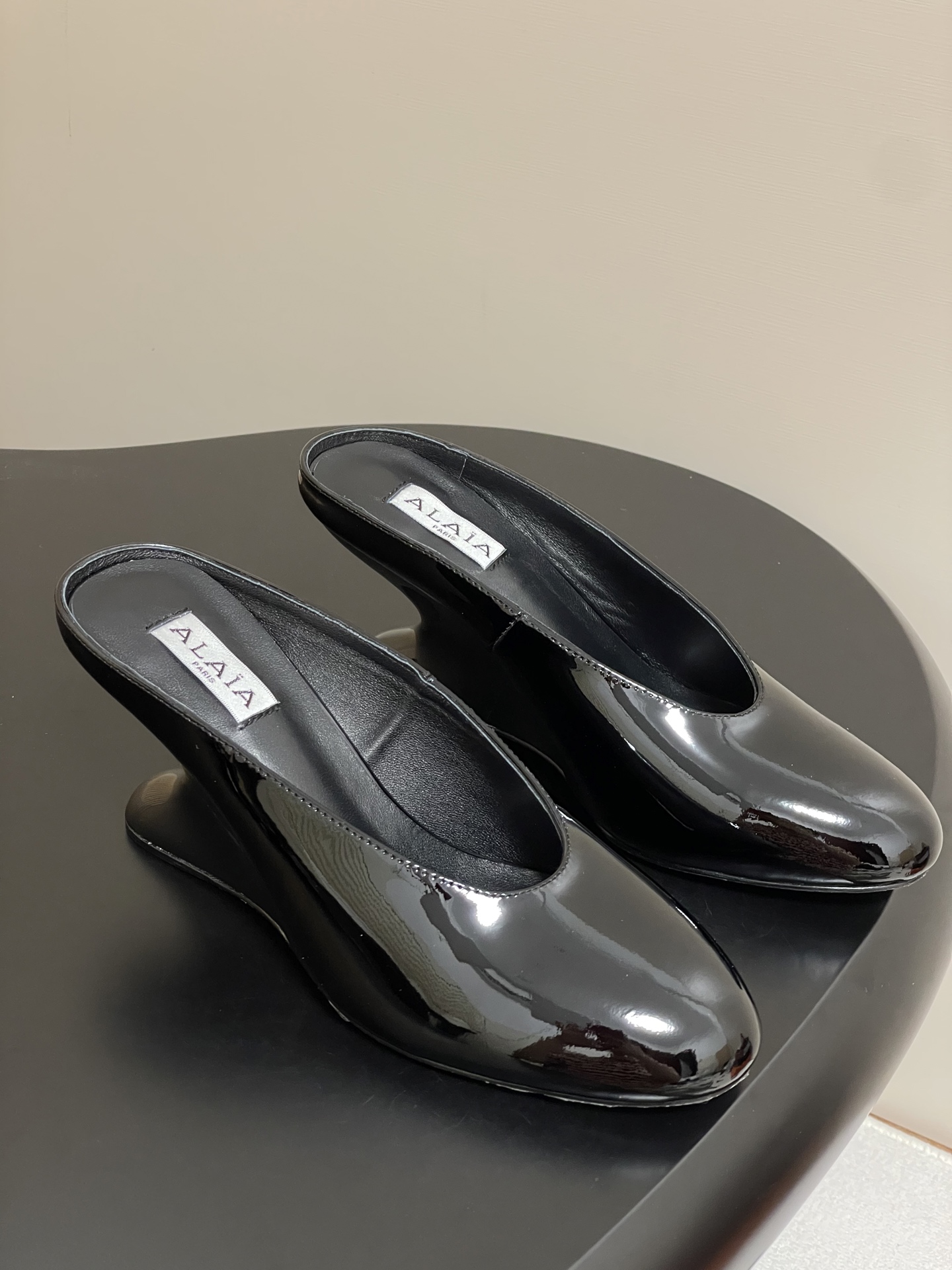 NO:389242,-Original belt box order notes!  25ss early spring new ALAIA curved wedge mules bag-toe patent leather high heeled semi-slippers This wedge mules, paired with architectural heels, shallow-mouth exposed upper is made of painted cowhide, reflecting the fashionable personality of women. Customized upper with cowhide inner foot pad sheepskin sole Italian leather outsole Heel height 7.5cm Size 35-41 (40.41 custom made without return), semi-torque, alaia, slippers, cowhide, sheepskin, Leather soles19860909-原版皮带盒下单备注！ 25ss早春新款ALAIA阿莱亚 弧形坡跟穆勒鞋包头漆皮高跟半拖鞋 这款坡跟穆勒鞋,搭配建筑感鞋跟,浅口露肤鞋面由漆面牛皮制成,体现女性时尚个性. 鞋面定制牛漆皮 内里垫脚羊皮 鞋底意大利真皮大底 跟高7.5cm 码数35-41（40.41定做不退换）,半拖,alaia,slippers,cowhide,sheepskin,Leather soles,Women's Shoes