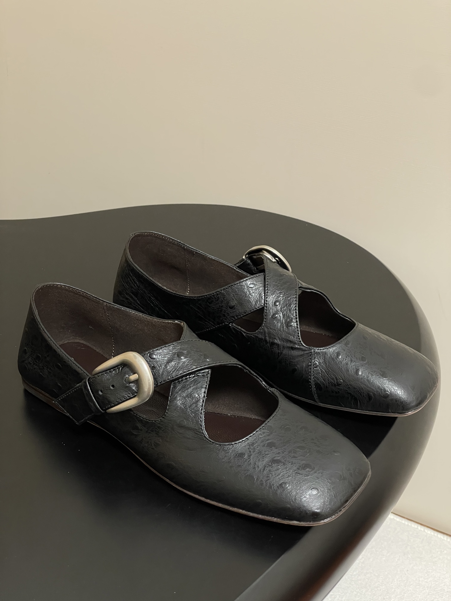 NO:389267,- THE ROW 25s spring and summer new TR minimalist ostrich pattern small square toe Marie Zhen flat shoes cross-belt single shoes square toe design, that is really irresistible. It is clean and neat, with a fully open aura, not only perfectly modify the foot shape, but also has a retro and elegant charm, which makes people fall in love with it at a glance. Coco Lovely Minimalist style Textured leather delicate and high-end round shoe shape One-step design casual and comfortable upper ostrich pattern cowhide inner foot pad sheepskin sole Italian leather outsole size 35-39 (40.41 custom made without return or exchange), Mary Jane, mary jane, flats, cowhide, sheepskin, Leather soles19860909- THE ROW 25s春夏新款 TR极简鸵鸟纹小方头玛丽珍平底鞋交叉带单鞋 方头设计,那真的是让人无法抗拒.它干净利落,气场全开,不仅能完美修饰脚型,还自带一种复古优雅的韵味,让人一眼就爱上. 可可爱爱 极简风 质感皮革细腻高级 圆润鞋型 一脚蹬设计 随性又自在 鞋面鸵鸟纹牛皮 内里垫脚羊皮 鞋底意大利真皮大底 码数35-39（40.41定做不退换）,玛丽珍,mary jane,flats,cowhide,sheepskin,Leather soles,Women's Shoes