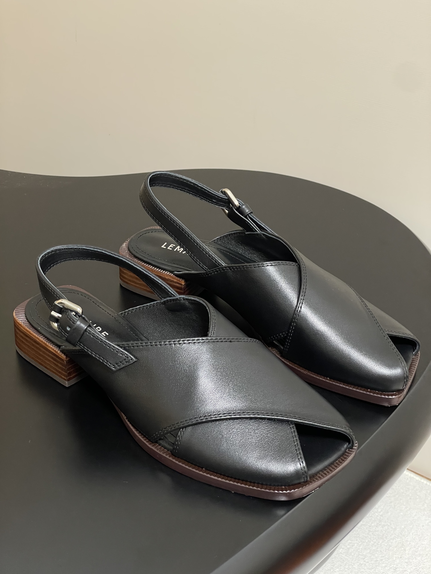 NO:392662,- Lemaire 2025ss early spring new beautiful thick heel cross-belt sandals retro fish mouth exposed heel sandals. The beauty is hidden in the details. The sole is very soft and the cross-belt looks very good. The shoe shape has a 'deliberate' insensation hidden in the world. The temperament hidden in wisdom is praised. The brown color is gray-green tone. No matter how you match it, it is harmonious and beautiful and has aura. It is impeccable in height. It is unexpectedly easy to wear. Citywalk does not scratch its feet, perfectly solving the problem of height matching for a small person!  Beauty and practicality coexist!  !  It's really comfortable to wear, low-key, simple and yet high-end!  Random and lazy!  Sandals with a high-end aura!  Fill the sponge with the foot pad!  Very easy to control, very comfortable and easy to wear!  Cowhide upper, inner foot pad sheepskin, sole, Italian thickened leather outsole, heel height 3cm/8cm, size 35-40 (40 custom made, no return or exchange), sandals, sandals, cowhide, sheepskin, Leather soles19860909- Lemaire 2025ss早春新款绝美粗跟交叉带凉鞋复古鱼嘴露跟凉鞋 美感都藏在细节里,鞋底皮质非常柔软,交叉带很好看,鞋型有一种“刻意”的钝感隐遁于世,智慧深藏的气质,颜色值得称赞,棕色系中透着灰绿调,怎么搭配都是和谐好看有气场的,高度无可挑剔,意外的好穿,暴走citywalk不磨脚,完美解决了小个子搭配身高问题！美貌与实用并存！！ 上脚真的超级舒适 低调简约又不失高级 ！ 随意慵懒！上脚百搭且超舒服 自带高级气场的凉鞋！垫脚注入海绵！非常容易驾驭非常舒适好穿！ 鞋面牛皮 内里垫脚羊皮 鞋底意大利加厚真皮大底 跟高3cm/8cm 码数35-40（40定做不退换）,凉鞋,sandals,cowhide,sheepskin,Leather soles,Women's Shoes