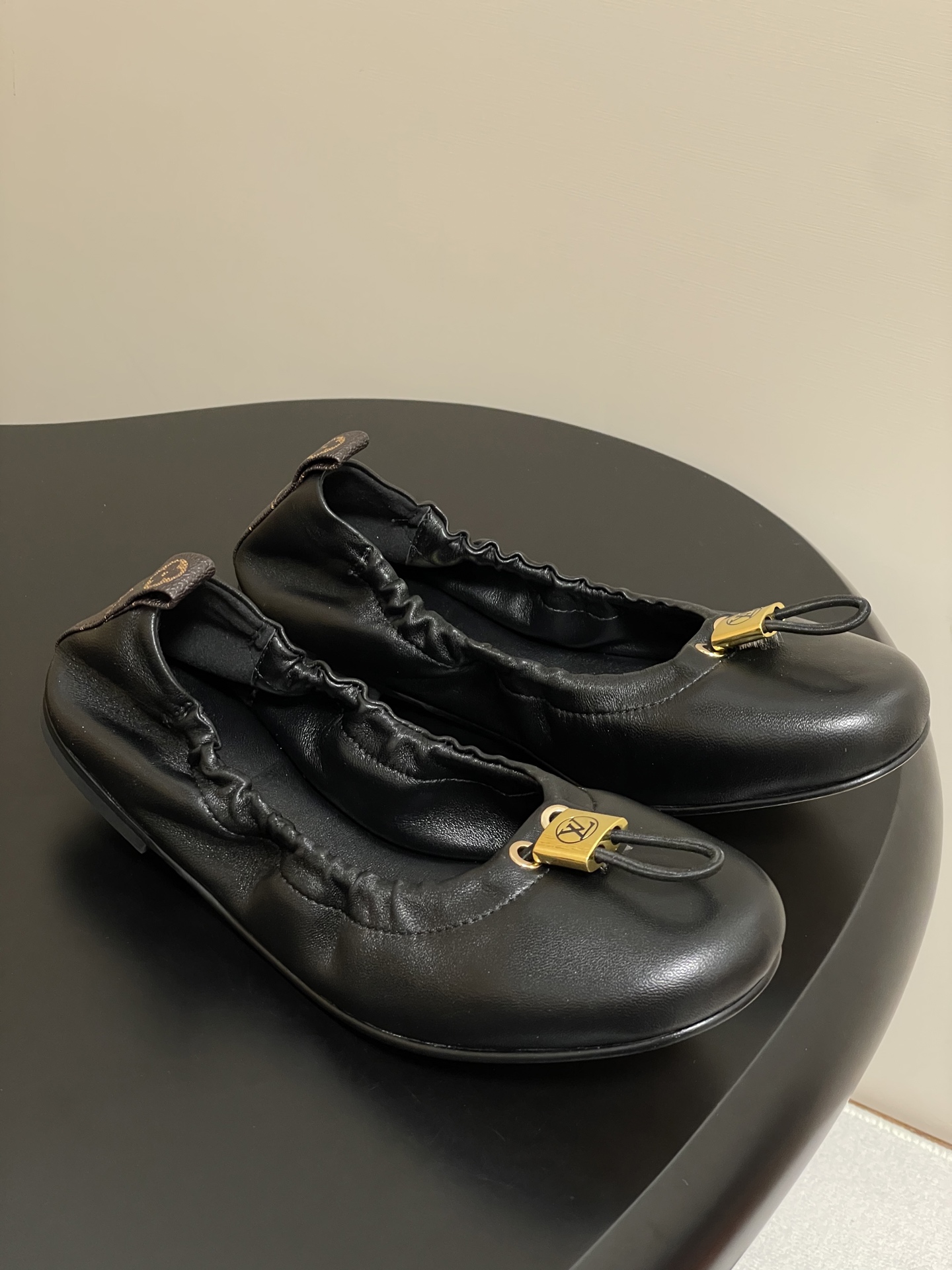 NO:389236,- 25Ss new Louis vuitton LV NOLITA flat ballet shoes hardware buckle elastic band dancing shoes This Nolita flat ballet shoes release a gentle style with soft sheep leather, and then use the pleated elastic laces to create a comfortable wearing experience. Yingze metal pieces are engraved with LV Circle logo, with Monogram canvas straps at the back. Upper sheepskin inner foot pad lambskin sole Italian leather outsole size 35-39 (40.41 custom made without return), Doudou shoes, louis vuitton, louis vuitton, sheepskin, Leather soles19860909- 25Ss新款Louis vuitton LV NOLITA 平底芭蕾鞋五金扣松紧带跳舞鞋 本款 Nolita 平底芭蕾鞋以柔软羊皮革释放温婉格调,再借褶皱效果弹力鞋带营造舒适穿着体验.莹泽金属件镂刻LV Circle标识,后部配有 Monogram 帆布袢带. 鞋面羊皮 内里垫脚小羊皮 鞋底意大利真皮大底 码数35-39（40.41定做不退换）,豆豆鞋,louis vuitton,louis vuitton,sheepskin,Leather soles,Women's Shoes