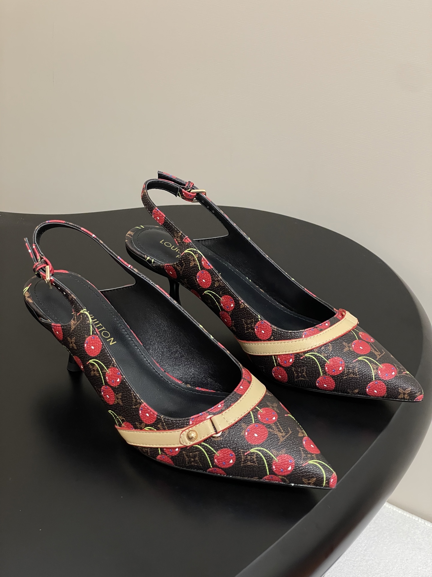 NO:392693,-Cherry Series 25ss Spring and Summer New LOUIS VUITTON 25/ Lv 6AM Exposed Sandals Cherry Series Pointed toe buckle Thin heels High heels Hawk-mouth small pointed toe paired with hollow leather small square buckles can adjustable elasticity, Lv hardware 'logo' is decorated with embellishment, and the details are particularly high-end!  The sharp styling effect visual feast cannot conceal the elegant temperament of LV. The 4.5cm kitten heel is just right, comfortable, sexy and exquisite, and the upper denim denim/3D printed cowhide, inner footbed A-grade sheepskin soft and breathable sole imported from Italy, heel height 4.5cm, size 35-41 (40.41 custom made without return), high heels, louis vuitton, louis vuitton, sandals, high heels, slippers, cowhide, sheepskin, Leather soles19860909-樱桃系列 25ss春夏新款 LOUIS VUITTON 25/ Lv 6AM 露跟凉鞋 樱桃系列 尖头搭扣 细跟 高跟鞋 鹰嘴小尖头搭配镂空皮条小方扣可调节松紧, Lv五金 “logo”饰以点缀,细节质感特别的高级！犀利的造型效果视觉盛宴难以掩饰lv的优雅气质刚刚好的4.5cm小猫跟,好穿舒适性感精致绝伦～ 鞋面丹宁牛仔布/3D打印牛皮 内里垫脚A级羊皮 柔软透气 鞋底意大利进口真皮大底 跟高4.5cm 码数35-41（40.41定做不退换）,高跟鞋拖鞋,louis vuitton,louis vuitton,sandals,high heels,slippers,cowhide,sheepskin,Leather soles,Women's Shoes