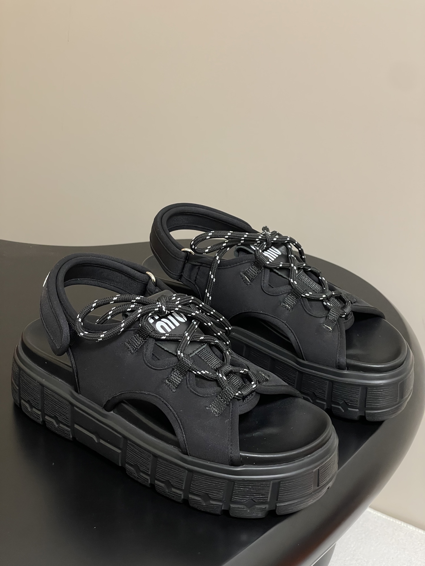 NO:389280,- Miu Miu Miu 2025 summer new style, sponge cake thick-soled lace-up sandals drawstring waterproof platform casual sandals, the focus is as soon as they appear. The summer treasure sandals that have been questioned countless times, are mysterious and cool, low-key and full of high-end feeling, and the upper is soft and delicate, showing a luxurious texture as the pace moves. The beige style is gentle and fresh, like a breeze under the warm spring sun, allowing you to instantly transform into a gentle goddess and interpret a casual and elegant temperament. The thick-soled design cleverly lengthens the leg lines, instantly turning into long legs, and easily controls various styles of wear. The drawstring elements are unique and unique, and can be adjusted freely according to the foot shape. It is not only practical, but also adds a lively and playfulness to the sandals, becoming the finishing touch of the overall shape. The upper is imported Lycra spliced ​​sheepskin, sole original water table combination Ev foaming sole, light and comfortable, the bottom thickness is 5cm  Size 35-39 (40 custom made without return), sandals, miumiu, sandals, sheepskin19860909- Miu Miu 缪缪2025夏季新款 松糕厚底系带凉鞋抽绳防水台休闲凉鞋 一出场便是焦点.被追问无数次的夏日宝藏凉鞋,黑色款神秘而酷飒,低调中满是高级感,鞋面柔软细腻,随着步伐的移动,尽显奢华质感.米色款温柔又清新,如同春日暖阳下的一缕微风,让你瞬间化身温柔女神 ,演绎随性优雅的气质.厚底设计巧妙拉长腿部线条,秒变大长腿,轻松驾驭各种穿搭风格.抽绳元素个性又独特,可根据脚型自由调节,不仅实用,还为凉鞋增添了一份灵动俏皮,成为整体造型的点睛之笔 . 鞋面进口莱卡拼接羊皮 鞋底原版水台组合Ev发泡大底 轻便舒适 底厚5cm 码数35-39（40定做不退换）,凉鞋,miumiu,sandals,sheepskin,Women's Shoes