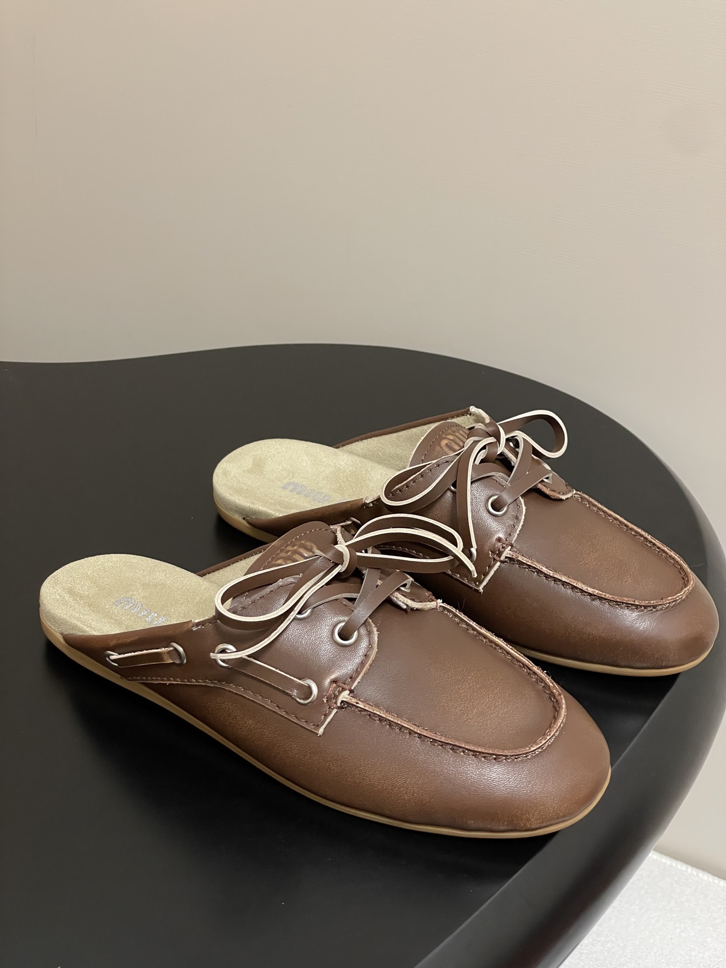 NO:389265,- 25ss early spring new MiuMiu British style lace-up Muller half slippers bow retro flat ballet shoes This Muller slippers combine retro inspiration with academy temperament and are made of cowhide leather splicing fabric. The exquisite design brings new matching inspiration and forms a charming contrast with the overall shape. Advanced texture, old money style, women's high school age-reducing college style, so beautiful on the feet, closed eyes, can be used to control all kinds of outfits, versatile and comfortable, upper polished cowhide/sheep leather, inner foot pad original leather, sole original open mold rubber outsole, size 35-39 (40 custom made without return), semi-torque, miumiu, slippers, cowhide, sheep19860909- 25ss早春新款MiuMiu 缪缪英伦风系带穆勒半拖鞋蝴蝶结复古平底芭蕾鞋 这款穆勒拖鞋融合复古灵感与学院气质,选用牛皮革拼接织物打造.采用精致的设计,带来全新的搭配灵感,与整体造型形成迷人的对比.高级质感 老钱风拉满 女高减龄学院风 上脚太好看啦 闭眼入 各种穿搭都能驾驭 百搭又舒适 鞋面擦色牛皮/羊猄皮 内里垫脚原版皮 鞋底原版开模橡胶大底 码数35-39（40定做不退换）,半拖,miumiu,slippers,cowhide,sheep,Women's Shoes