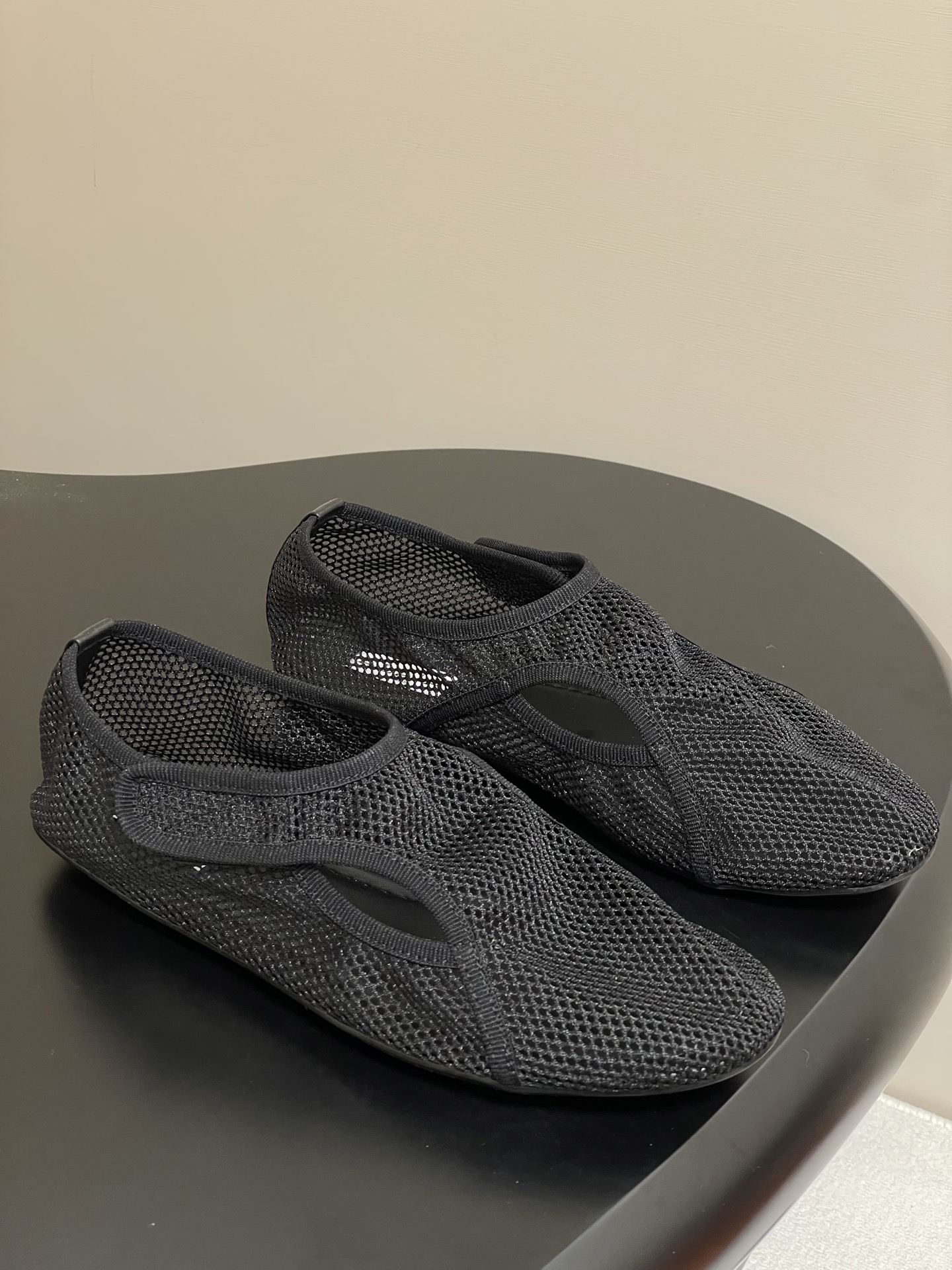 NO:389260,-Original belt box order notes!  25ss early spring new ALAIA hollow fishing net ballet shoes breathable mesh clip-toe flat sandals This bare-skinned soft fishing net shoes adopt a hook-button upper opening and closing design, with a vertical Alaia logo on the back; it is paired with a rubber sole to bring a comfortable wearing experience. It is an indispensable fashionable item in the spring and summer wardrobe. Light and breathable Summer relaxed aesthetic breathable mesh sun and moonlight pours out, interwoven with a faint translucent aesthetic. Mesh design, full breathable breathable, not stuffy, round head design releases toe space, can be worn with thin socks or barefoot. Velcro design supports running without worrying about heel loss. Original custom fishing net, footbed sheepskin, sole original molded rubber sole  Number of 35-39 (40.41.42.43 Custom made without return), ballet shoes, alaia, slippers, sheepskin19860909-原版皮带盒下单备注！ 25ss早春新款ALAIA阿莱亚 镂空渔网芭蕾鞋透气网面夹趾平底凉拖鞋 该款裸肌感柔软渔网鞋,采用钩扣式鞋面开合设计,背面饰有竖版Alaia标识;搭配橡胶鞋底,带来舒适的穿着体验.是春夏衣橱必不可少的时髦单品. 轻盈透气 夏日松弛美学透气网面日月光倾泻 交织出若隐若现的透感美学 网面设计 呼吸感拉满 透气不闷热 圆头设计释放脚趾空间 搭配薄袜或光脚穿都可以 魔术贴的设计加持跑步都不用担心掉跟问题 鞋面原版定制渔网 垫脚羊皮 鞋底原版开模橡胶大底 码数35-39（40.41.42.43定做不退换）,芭蕾舞鞋,alaia,slippers,sheepskin,Women's Shoes