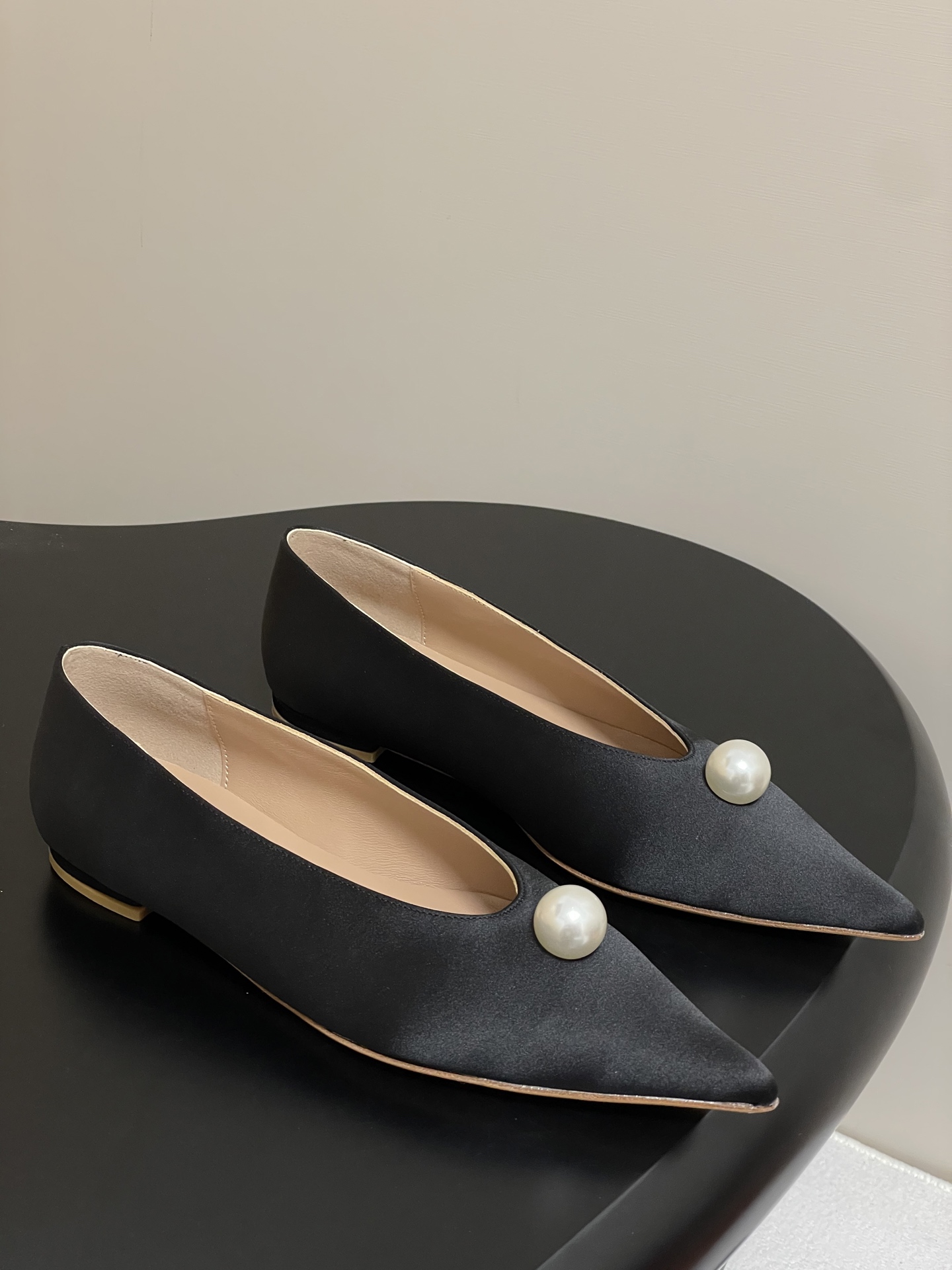 NO:389203,- 2025 early spring new Magda Butrym pointed toe pearl satin ballet shoes flat single shoes with simple and elegant outline, the overall style adopts a classic shallow mouth style, smooth and natural lines, which can well modify the lines of the feet, showing the graceful curve of the feet, giving people a simple and generous feeling. The exquisite pearl decoration is decorated with a round pearl on the head of the shoe, adding a hint of luxury and exquisiteness to the overall shape, making this pair of flat shoes no longer monotonous and become the highlight of the outfit. The pointed toe shape is not only full of fashion, but also visually lengthens the leg lines, making the legs look longer. Silk satin upper, inner footbed sheepskin sole, Italian leather outsole, size 35-39 (40.41 custom-made, non-return and exchange), single shoes, flats, sheepskin, real  silk, Leather soles19860909- 2025早春新款Magda Butrym尖头珍珠缎面芭蕾舞鞋平底单鞋 简约优雅的轮廓,整体采用经典的浅口款式,线条流畅自然,能够很好地修饰脚部线条,展现出脚部的优美弧度,给人一种简洁大方的感觉.精致的珍珠装饰,在鞋头部位装饰着一颗圆润的珍珠,为整体造型增添了一丝奢华与精致感,使这双平底鞋不再单调,成为穿搭中的亮点.尖头的造型不仅时尚感十足,还能在视觉上拉长腿部线条,显得腿部更加修长. 鞋面真丝缎面 内里垫脚羊皮 鞋底意大利真皮大底 码数35-39（40.41定做不退换）,单鞋,flats,sheepskin,real silk,Leather soles,Women's Shoes