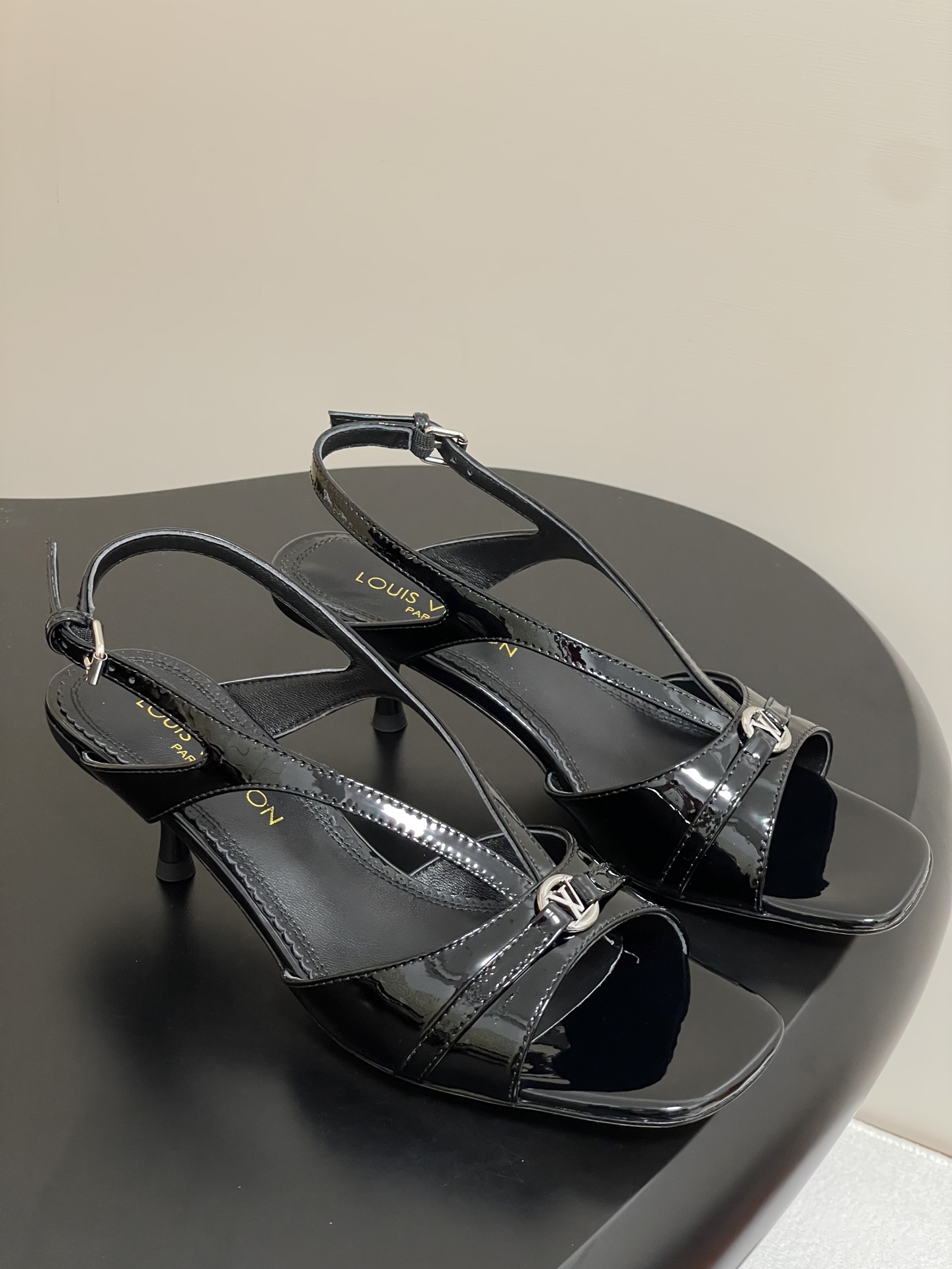 NO:389227,- 25ss Spring and Summer New LOUIS VUITTON Lv square head buckle V-shaped sandals with cat heels exposed high heels Lv hardware 'logo' is decorated with embellishments, and the details are particularly high-end!  The sharp styling effect visual feast cannot conceal the elegant temperament of LV. The 4.5cm kitten heel is comfortable and sexy. It is extremely exquisite. The upper is ox patent leather, the inner footbed A-grade sheepskin soft and breathable. Sole imported from Italy. The heel height is 4.5cm. The size is 35-41 (40.41 custom made without return). Sandals, louis vuitton, louis vuitton, sandals, high heels, sheepskin, Leather soles19860909- 25ss春夏新款 LOUIS VUITTON Lv方头搭扣 V型带猫跟凉鞋露跟高跟鞋 Lv五金 “logo”饰以点缀,细节质感特别的高级！犀利的造型效果视觉盛宴难以掩饰lv的优雅气质刚刚好的4.5cm小猫跟,好穿舒适性感精致绝伦～ 鞋面牛漆皮 内里垫脚A级羊皮 柔软透气 鞋底意大利进口真皮大底 跟高4.5cm 码数35-41（40.41定做不退换）,凉鞋,louis vuitton,louis vuitton,sandals,high heels,sheepskin,Leather soles,Women's Shoes