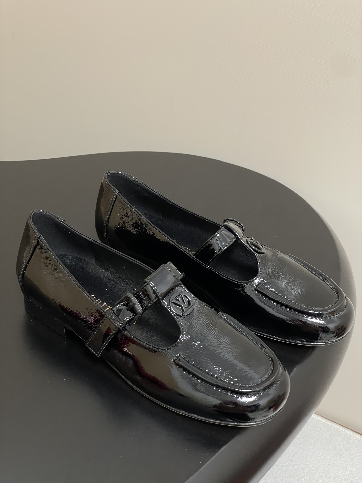 NO:389190,- 25Ss new Louis vuitton LV SOHO Mary Jane flat loafers T-string buckle single shoes. It uses Naprak leather, which features soft feel, wrinkled texture and smooth surface. The T-bar is signed with LV round accessories and adjusted with square buckles. Both match the color of the upper. This style is light and comfortable. Upper patent leather, inner foot pad lambskin sole Italian leather injection molded outsole (correct outsole) Size 35-39 (40.41 custom made without return), loafers, louis vuitton, louis vuitton, prada, loafers, mary jane, sheepskin19860909- 25Ss新款Louis vuitton LV SOHO玛丽珍平底乐福鞋T字带搭扣单鞋 采用纳普拉克皮革,这种皮革的特点是柔软的手感、褶皱的质地和光滑的表面.T型条用LV圆形配件签名,并用方形扣进行调整,两者都与鞋面的颜色相匹配.这款款式轻巧舒适 鞋面牛漆皮 内里垫脚小羊皮 鞋底意大利真皮注塑大底（正确大底） 码数35-39（40.41定做不退换）,乐福鞋,louis vuitton,louis vuitton,prada,loafers,mary jane,sheepskin,Women's Shoes