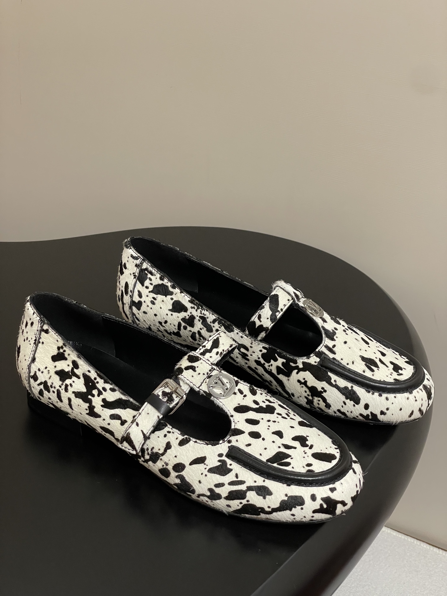 NO:389197,- 25Ss new Louis vuitton LV SOHO Mary Jean flat-soled loafers T-string buckle single shoes This Soho Mary Jean flat-soled loafers are eye-catching suede leather with cow markings, and then the T-string is embellished with LV Circle logo. The square metal buckles are simple to adjust, and the delicate leather outsole is upgraded to comfortable texture. Customized upper horsehair, inner foot pad lambskin sole Italian leather injection molded outsole (correct outsole) Size 35-39 (40.41 custom made without return and exchange), loafers, louis vuitton, louis vuitton, loafers, mary jane, cowhide, sheepskin19860909- 25Ss新款Louis vuitton LV SOHO玛丽珍平底乐福鞋T字带搭扣单鞋 本款 Soho 玛丽珍平底乐福鞋为绒面牛皮革瞩目铺陈奶牛斑纹,再为 T字带点缀LV Circle标识.方形金属搭扣实现简易调节,细腻皮革外底升级舒适质感. 鞋面定制马毛 内里垫脚小羊皮 鞋底意大利真皮注塑大底（正确大底） 码数35-39（40.41定做不退换）,乐福鞋,louis vuitton,louis vuitton,loafers,mary jane,cowhide,sheepskin,Women's Shoes