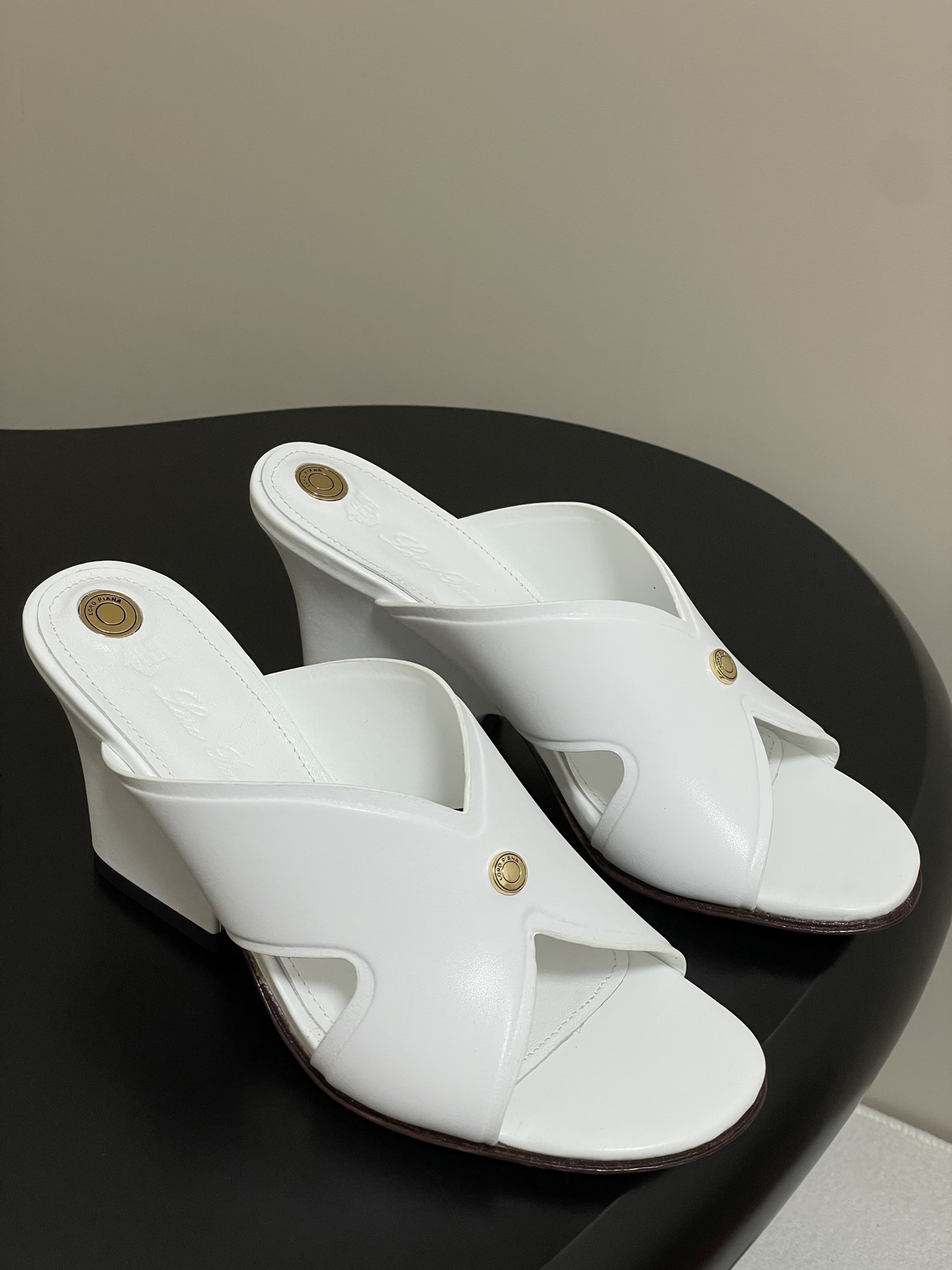 NO:389208,- Loro Piana LP Vera series 25s spring and summer new retro cross-belt flat slippers Beautiful wedge sandals This Vera sandals feature a unique wedge design, which can inject a soft and elegant atmosphere into all kinds of outfits. The cross-belt design comfortably wraps the feet, adding a sense of exquisiteness. The wide straps elegantly meet in the center of the shoe and are embellished with metallic accessories. The cowhide leather presents a slight grain texture and a shiny appearance, showing the eternal and exquisite feeling. The upper is accented with round stud details leather insole, and the brand logo is imprinted with leather covered heels. Upper cowhide inner foot pad sheepskin heel high flat/8cm sole Italian leather outsole size 35-39 (40.41.42 custom made without return), slippers, loro piano, loro  piana, slippers, cowhide, sheepskin, Leather soles19860909- Loro Piana 诺悠翩雅 LP Vera系列 25s春夏新款 复古交叉带平底拖鞋绝美坡跟凉拖鞋 这款Vera凉拖鞋采用别具一格的坡跟设计,可为各式装扮注入柔美优雅的气息.交叉饰带设计舒适包裹双足,增添精致感.宽饰带在鞋中央优雅地交汇,并点缀金属色配件.牛皮革呈现轻微的粒纹纹理和亮泽外观,彰显永恒精致之感.鞋面点缀圆形饰钉细节皮革内底,压印品牌徽标皮革包覆鞋跟 鞋面牛皮 内里垫脚羊皮 跟高平底/8cm 鞋底意大利真皮大底 码数35-39（40.41.42定做不退换）,拖鞋,loro piana,loro piana,slippers,cowhide,sheepskin,Leather soles,Women's Shoes