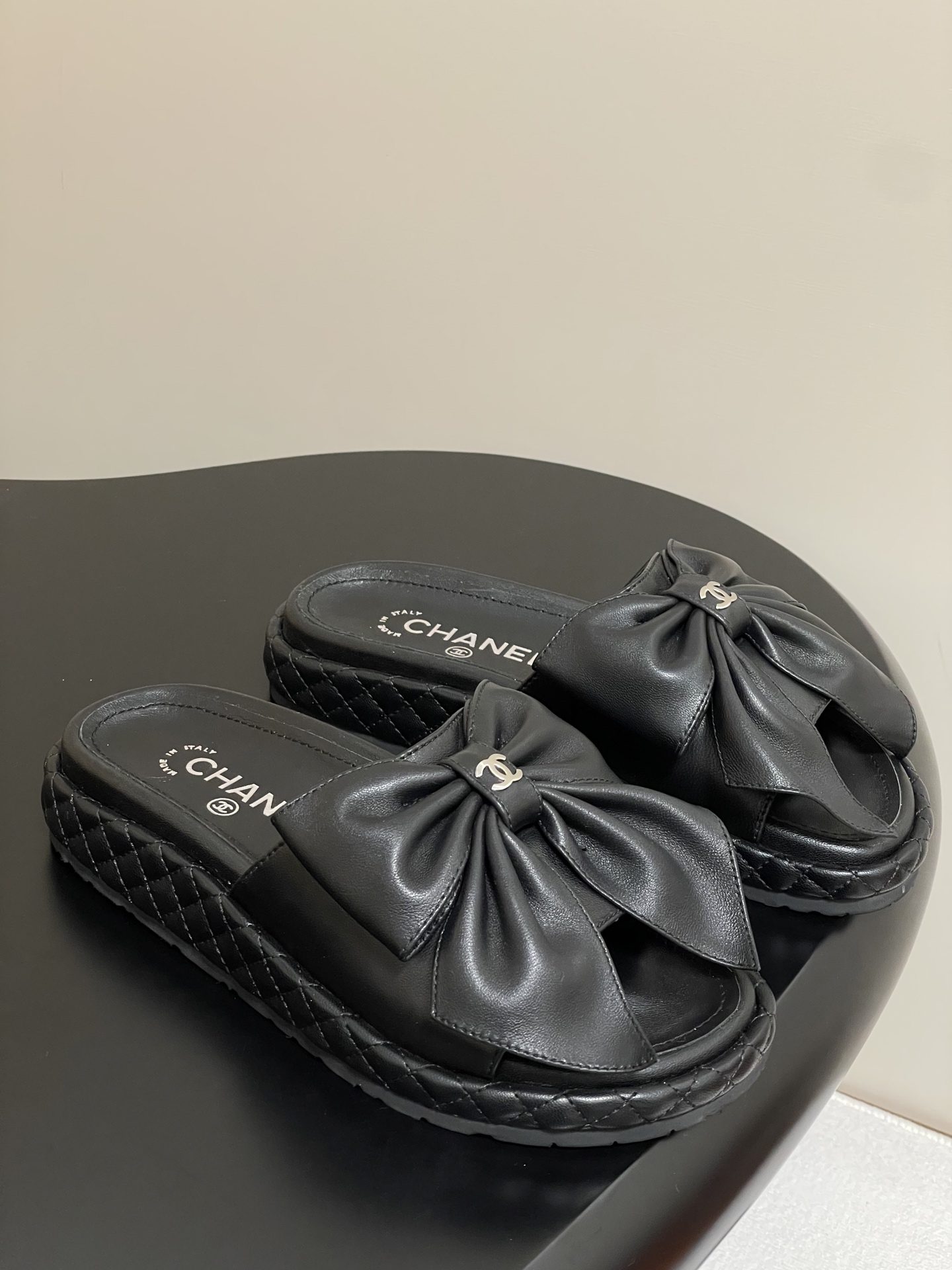 NO:389216,- 25Ss spring and summer new Chanel small fragrance big bow thick-soled sandals, classic diamond-shaped edges. Sweet bow sandals, playful and yet rich in style~ full of exquisiteness, walking white and rich beauty!  100% sweetness, beautiful and unremoving eyes, comfortable and tiring your feet, and long leg lines!  Have good looks and wear your own style and attitude!  Upper lambskin inner foot pad sheepskin original sole open mold non-slip rubber outsole size 35-39 (40.41 custom made without return or exchange), slippers, chanel, slippers, sheepskin19860909- 25Ss春夏新款Chanel 小香大蝴蝶结厚底凉拖鞋 经典菱格包边.嗲嗲的蝴蝶结凉拖鞋,俏皮又不失千金风～满满的精致感 妥妥的行走白富美！甜度百分百 美的移不开眼,上脚舒适不累脚 妥妥拉长腿部线条！拥有美好 穿出自己的风格和态度！ 鞋面小羊皮 内里垫脚羊皮 鞋底原版开模防滑橡胶大底 码数35-39（40.41定做不退换）,拖鞋,chanel,slippers,sheepskin,Women's Shoes