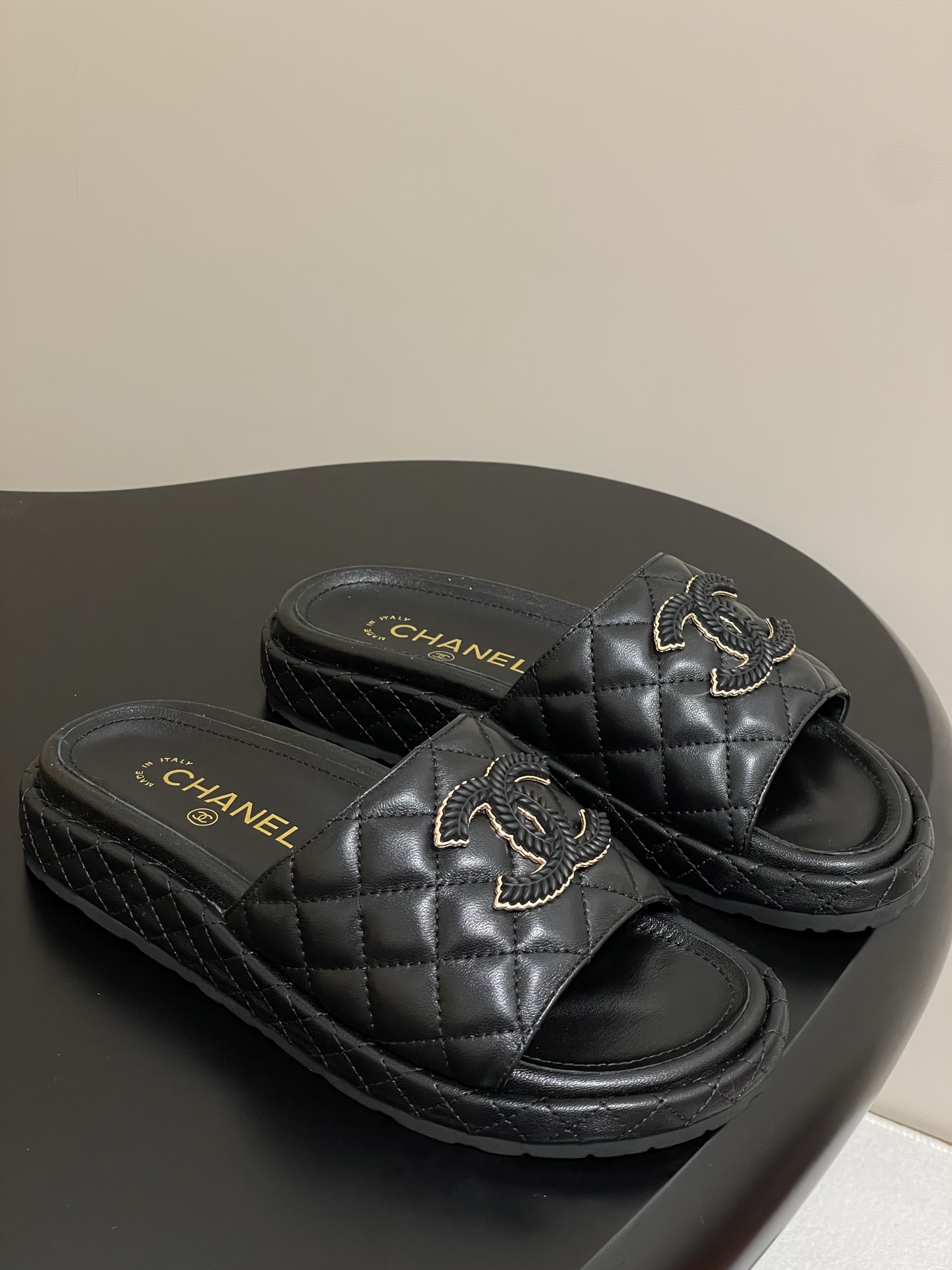 NO:389223,- 25Ss spring and summer new Chanel Xiaoxiang classic diamond lattice double C-button thick-soled sandals, classic diamond lattice edges. Diamond large double C-button sandals, playful and yet rich in gold~ full of exquisiteness, walking white and rich beauty!  100% sweetness, beautiful and unremoving eyes, comfortable and tiring your feet, and long leg lines!  Have good looks and wear your own style and attitude!  Upper lambskin inner foot pad sheepskin original sole open mold non-slip rubber outsole size 35-39 (40.41 custom made without return or exchange), slippers, chanel, slippers, sheepskin19860909- 25Ss春夏新款Chanel 小香经典菱格双C扣厚底凉拖鞋 经典菱格包边.菱格大双C扣凉拖鞋,俏皮又不失千金风～满满的精致感 妥妥的行走白富美！甜度百分百 美的移不开眼,上脚舒适不累脚 妥妥拉长腿部线条！拥有美好 穿出自己的风格和态度！ 鞋面小羊皮 内里垫脚羊皮 鞋底原版开模防滑橡胶大底 码数35-39（40.41定做不退换）,拖鞋,chanel,slippers,sheepskin,Women's Shoes