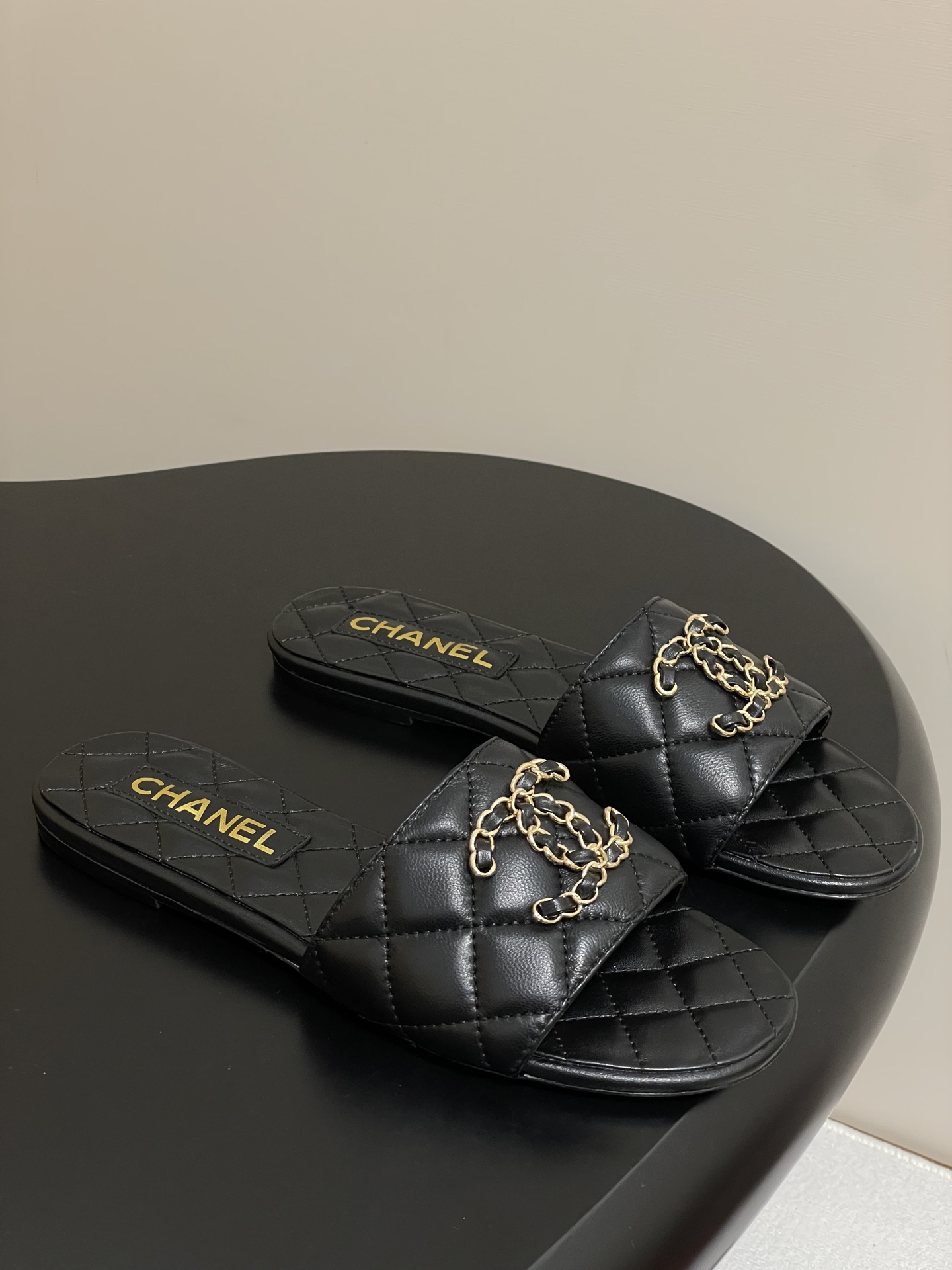 NO:389174,- Chanel Xiaoxiang classic one-slipper diamond chain double C-buckle flat sandals. A versatile sandals that are not worn with wear. A super classic one. It is exquisite in casualness and has a firm temperament. This year's beautiful spring and summer bonus treasure!  Upper lambskin/wool diamond craftsmanship inner foot pad sheepskin sole Italian leather outsole size 35-39 (40.41 custom made without return or exchange), slippers, chanel, slippers, sheepskin, Leather soles19860909- Chanel 小香经典款一字拖鞋菱格链条双C扣平底凉拖鞋 穿不腻的百搭凉拖 超经典的一款 休闲中带着精致 气质拿捏稳妥 今年春夏绝美加分宝藏！ 鞋面小羊皮/毛呢菱格工艺 内里垫脚羊皮 鞋底意大利真皮大底 码数35-39（40.41定做不退换）,拖鞋,chanel,slippers,sheepskin,Leather soles,Women's Shoes