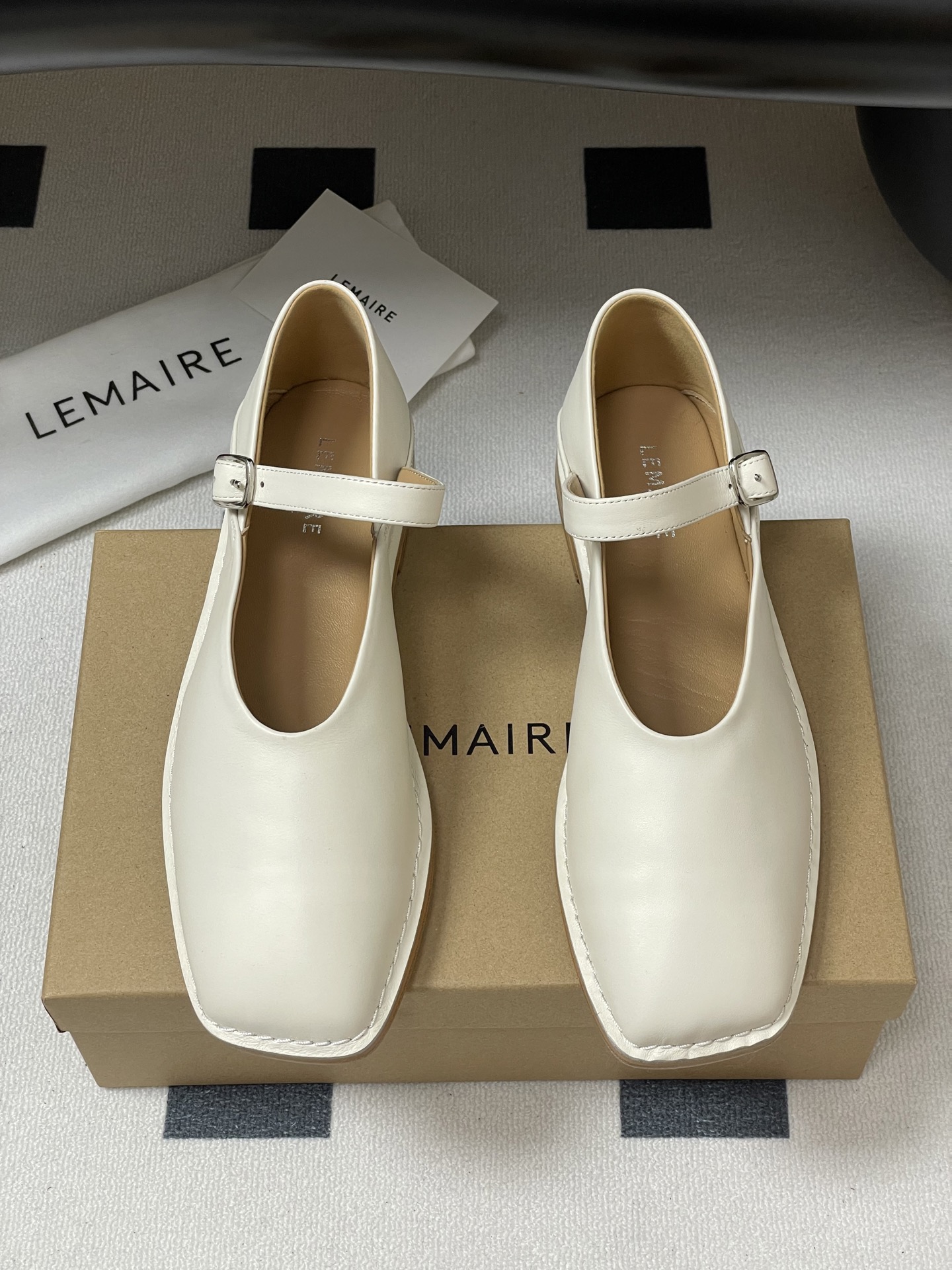 Lemaire 2025s Mary Jane Shoe: Elegant Ballerina-Inspired Design in Calfskin and Sheepskin - 图片 5
