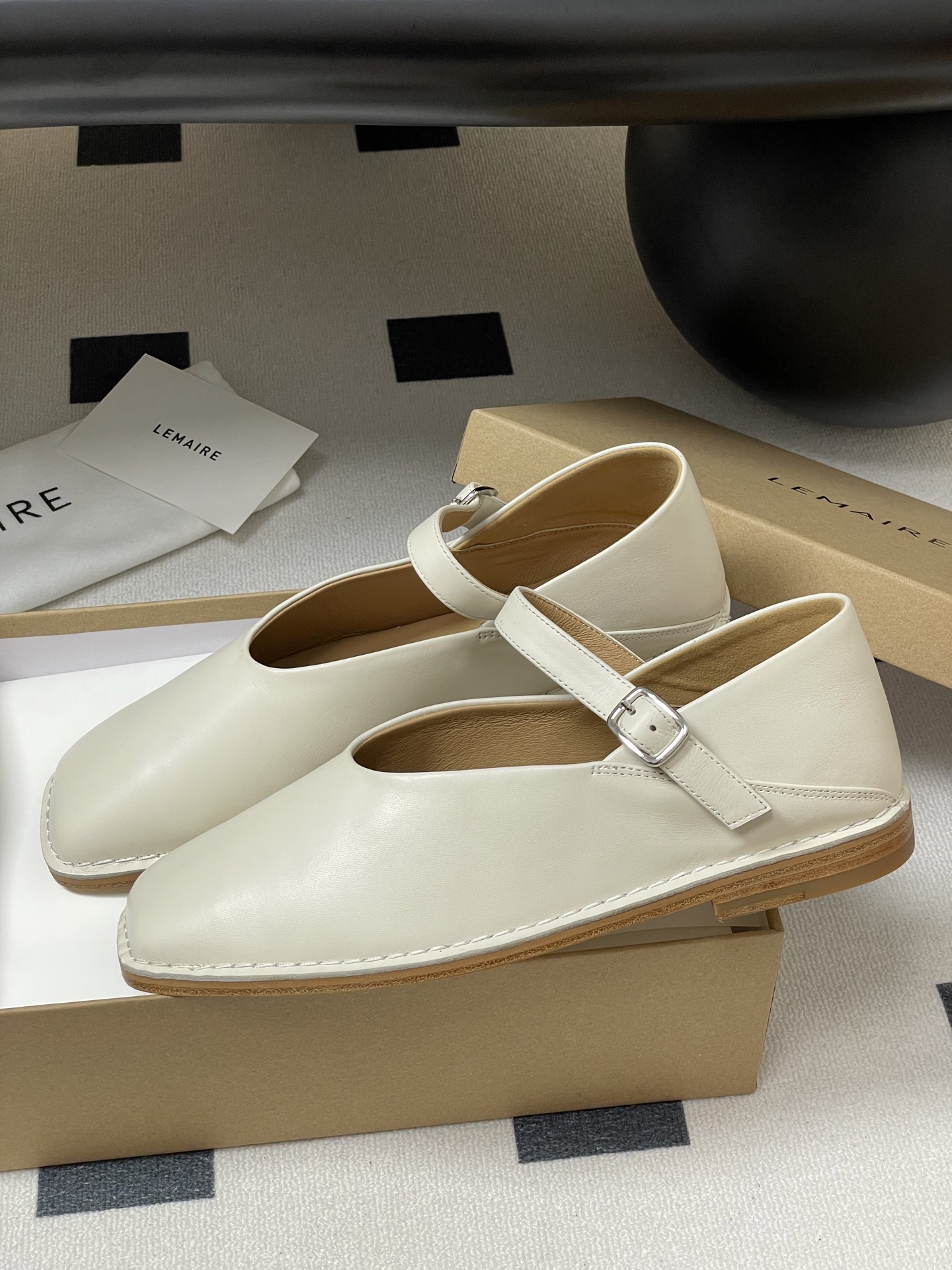 Lemaire 2025s Mary Jane Shoe: Elegant Ballerina-Inspired Design in Calfskin and Sheepskin - 图片 4