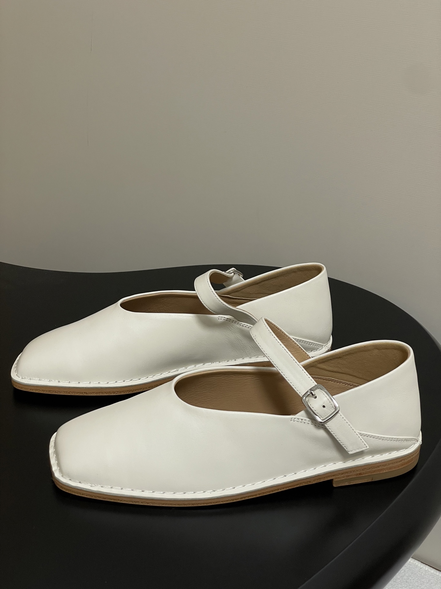 Lemaire 2025s Mary Jane Shoe: Elegant Ballerina-Inspired Design in Calfskin and Sheepskin - 图片 3